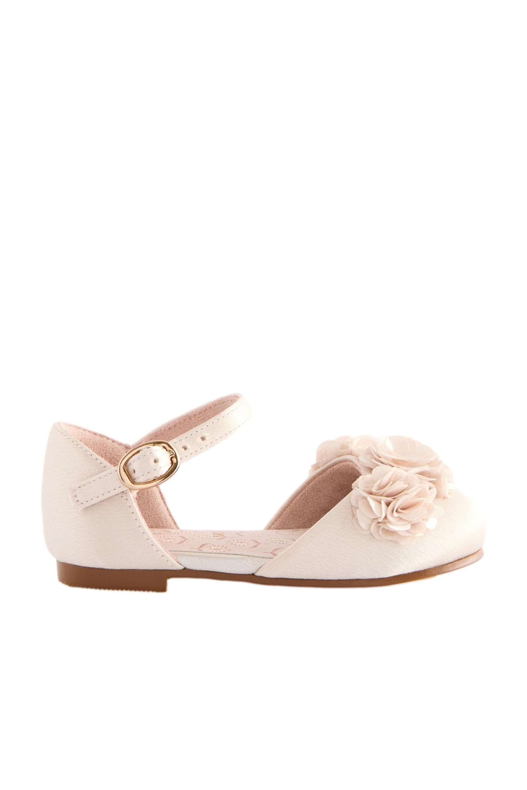 Next Festlicher Satin-Schuhs mit Knöchelriemen + Blumen Sandale (1-tlg)