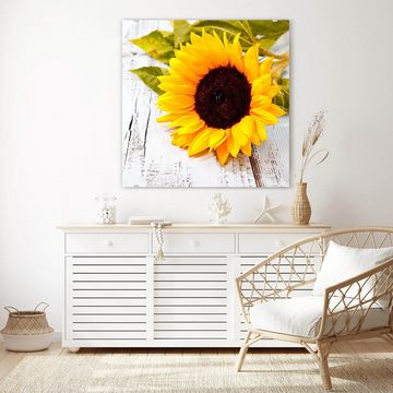 Primedeco Glasbild Wandbild Quadratisch Sonnenblume auf Holztisch mit Aufhängung, Blumen