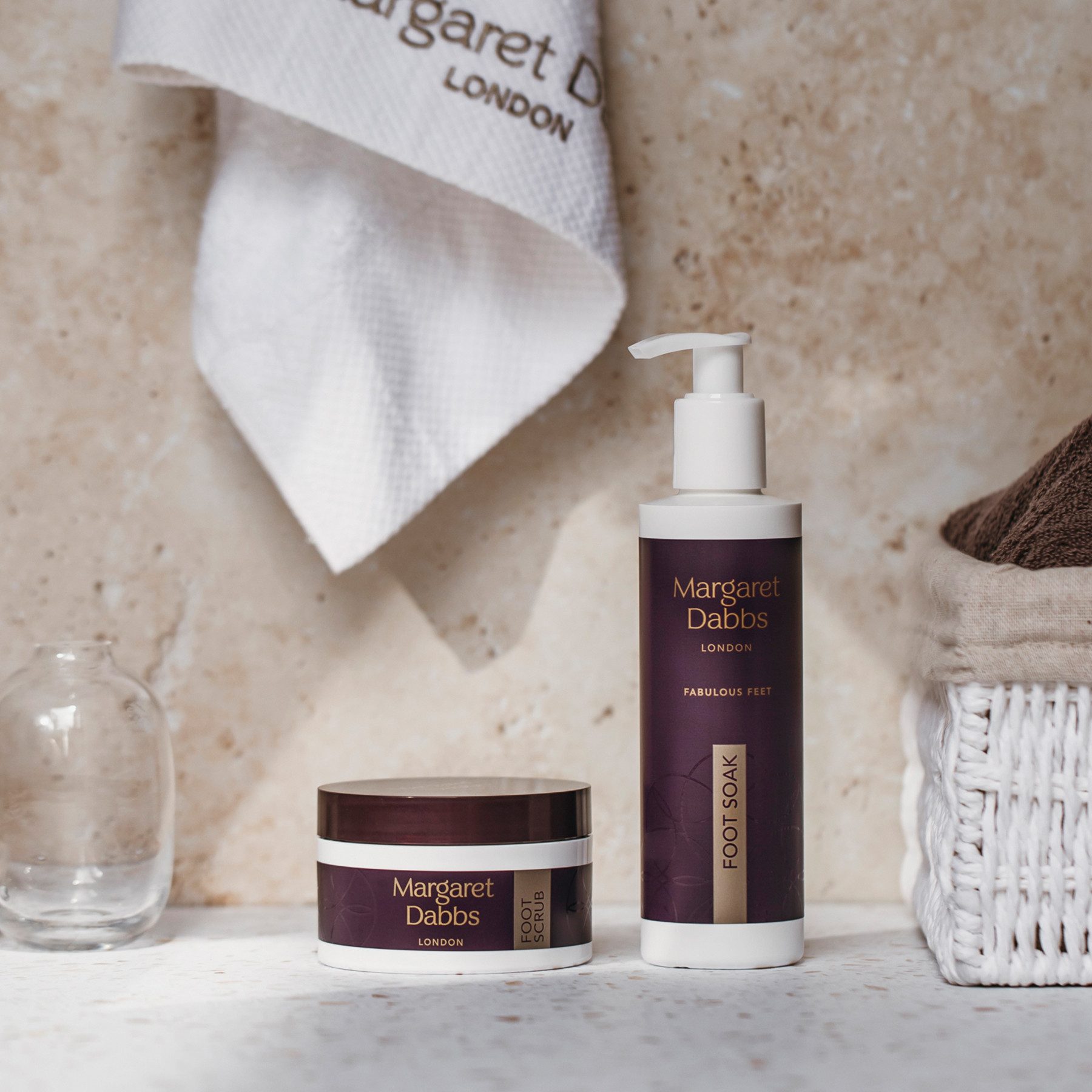 Margaret Dabbs Fußlotion Margaret Dabbs Fußpflege Hydrating Foot Soak Cremiges Fußbad mit Emu-Öl, Aloe Vera und Zitronenmyrte, hydratisierend, nährend und antibakteriell.