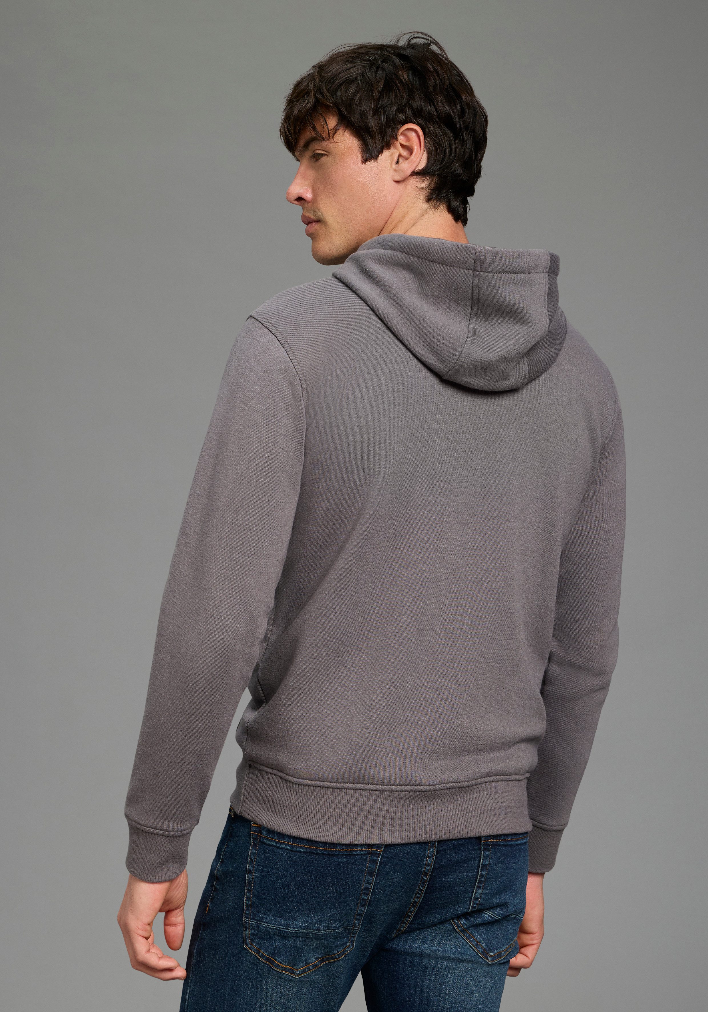 Bruno Banani Kapuzensweatshirt mit Kapuze und Kordelzügen, mit Kängurutasch günstig online kaufen