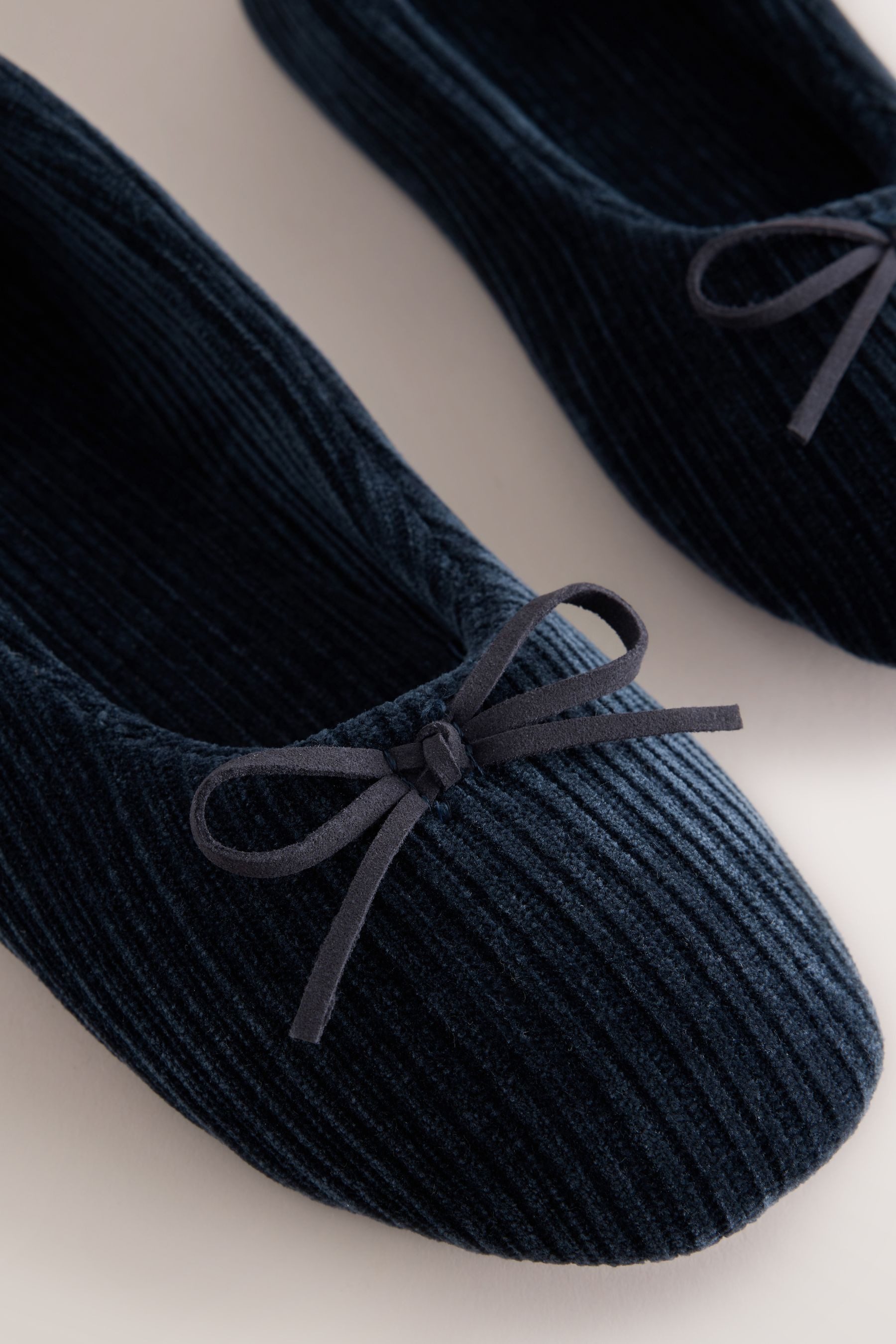 Next Ballerina-Slippers aus Cord-Velours mit Schleife Hausschuh