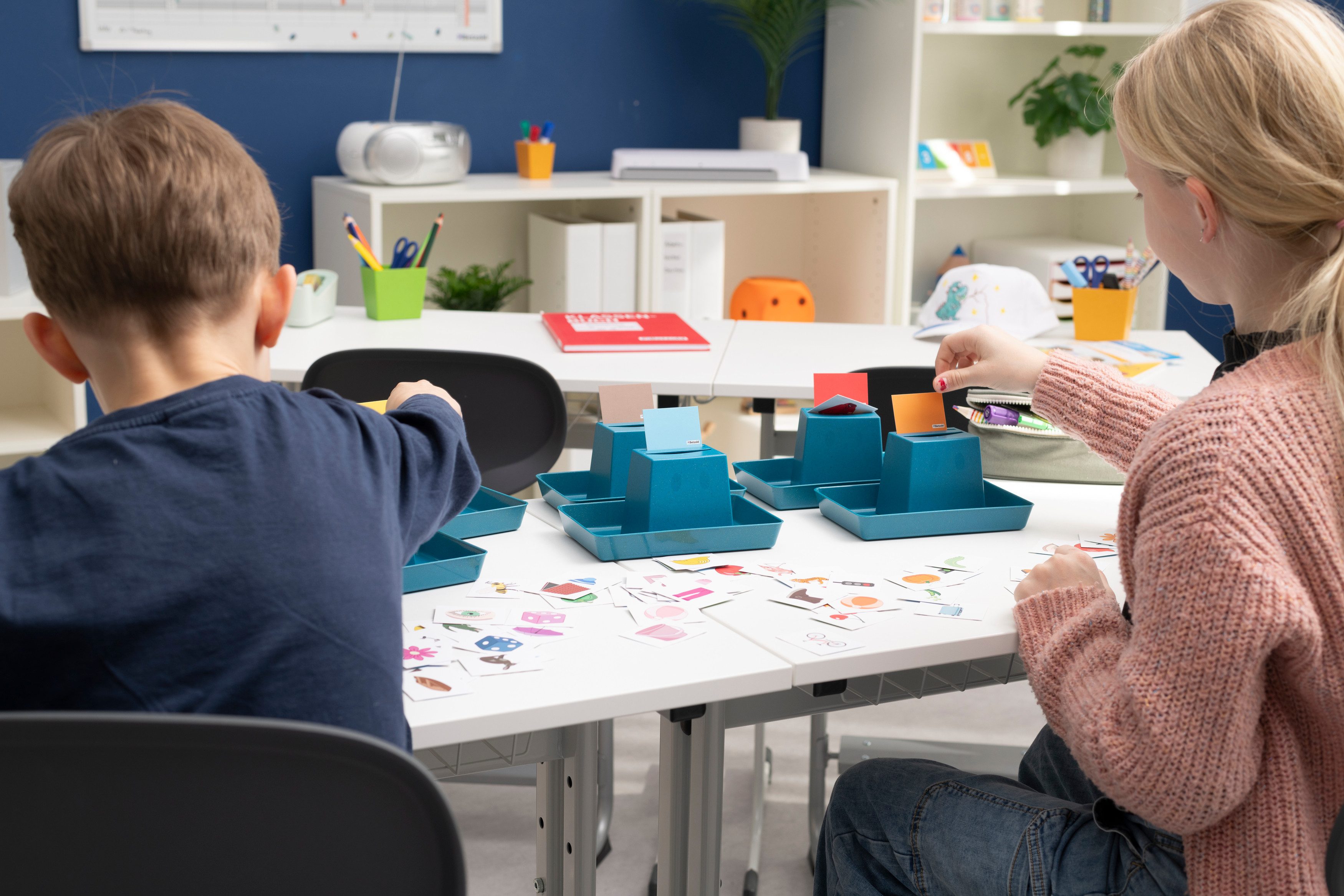Betzold Tischkartenhalter Farben sortieren – 96 Quizzerkarten für Kinder, Karton