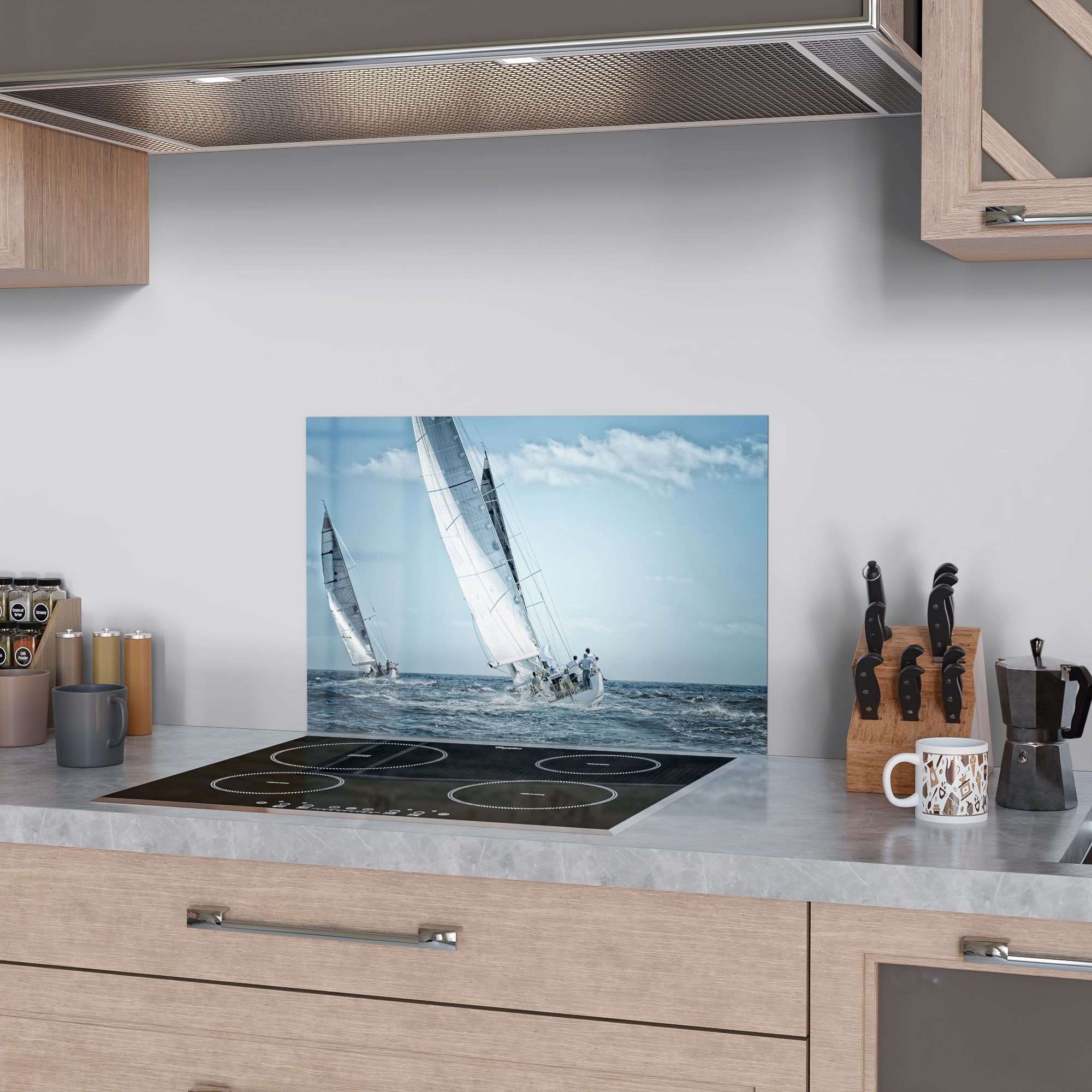 See', hoher Küchenrückwand 'Segelboote Herdblende Glas DEQORI Spritzschutz Badrückwand auf