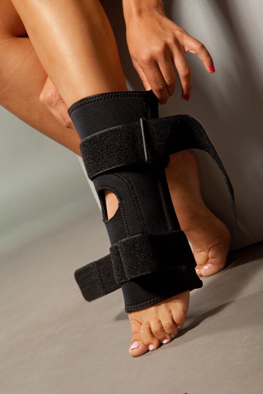 Lorey Medtec Kniebandage Neopren-Kniestütze mit Stahlfedern, Patellaaussparung & Gurtsystem