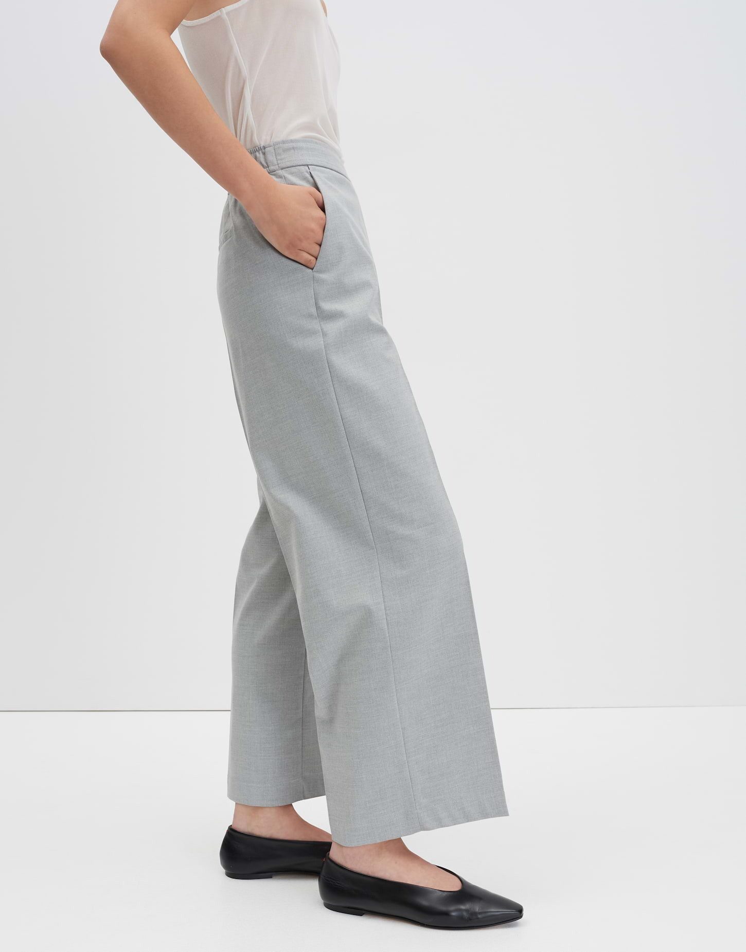 someday Stoffhose CEVIL CROPPEDs aus recyceltem Polyester Mix Knitterarm mit geradem Bein und Gummibund hinten