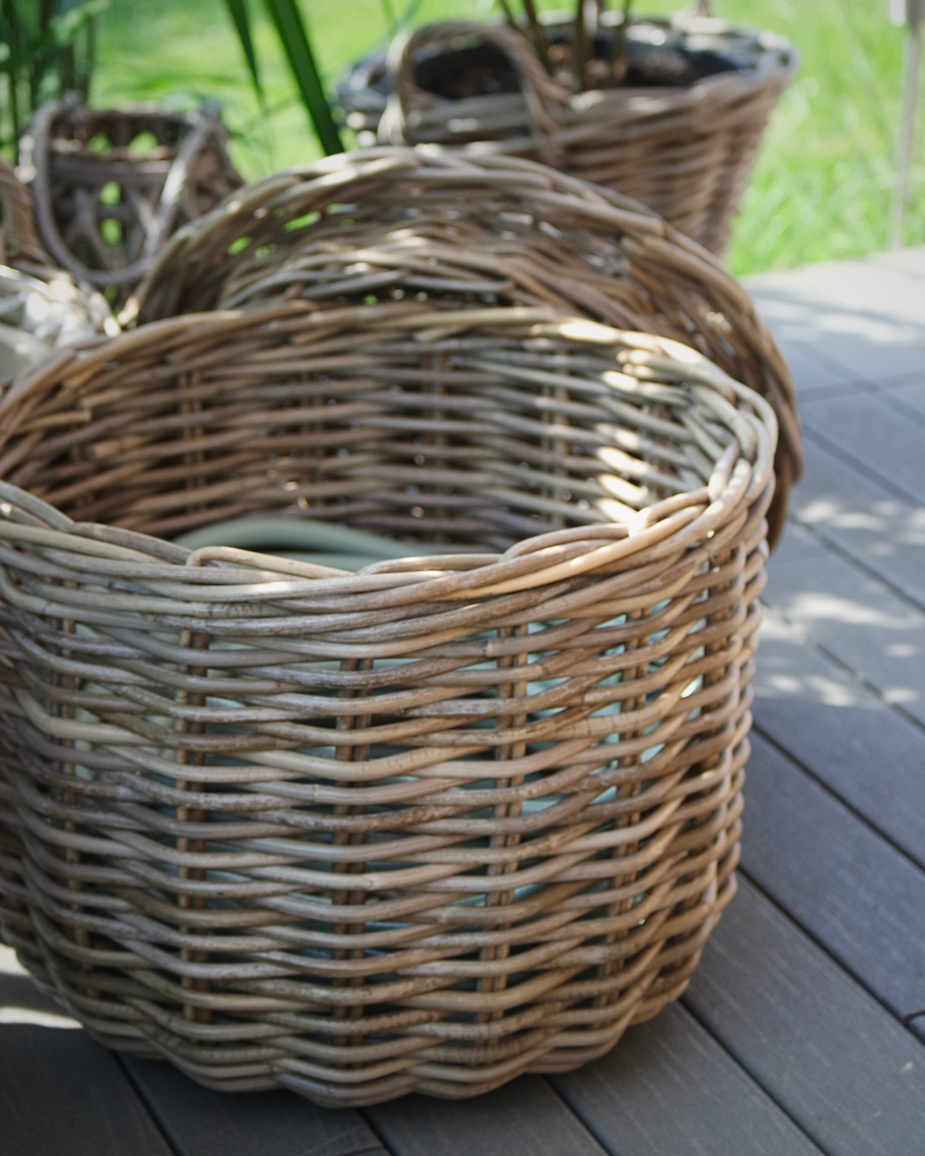LIVLIG Schlauchhalterung Rattan-Schlauchtopf, optimal für bis zu 20 Meter Schlauch, (1x Rattan Schlauchaufbewahrung mit Deckel, handgeflochten, auch nutzbar als Pflanzenbehälter oder Stauraum)