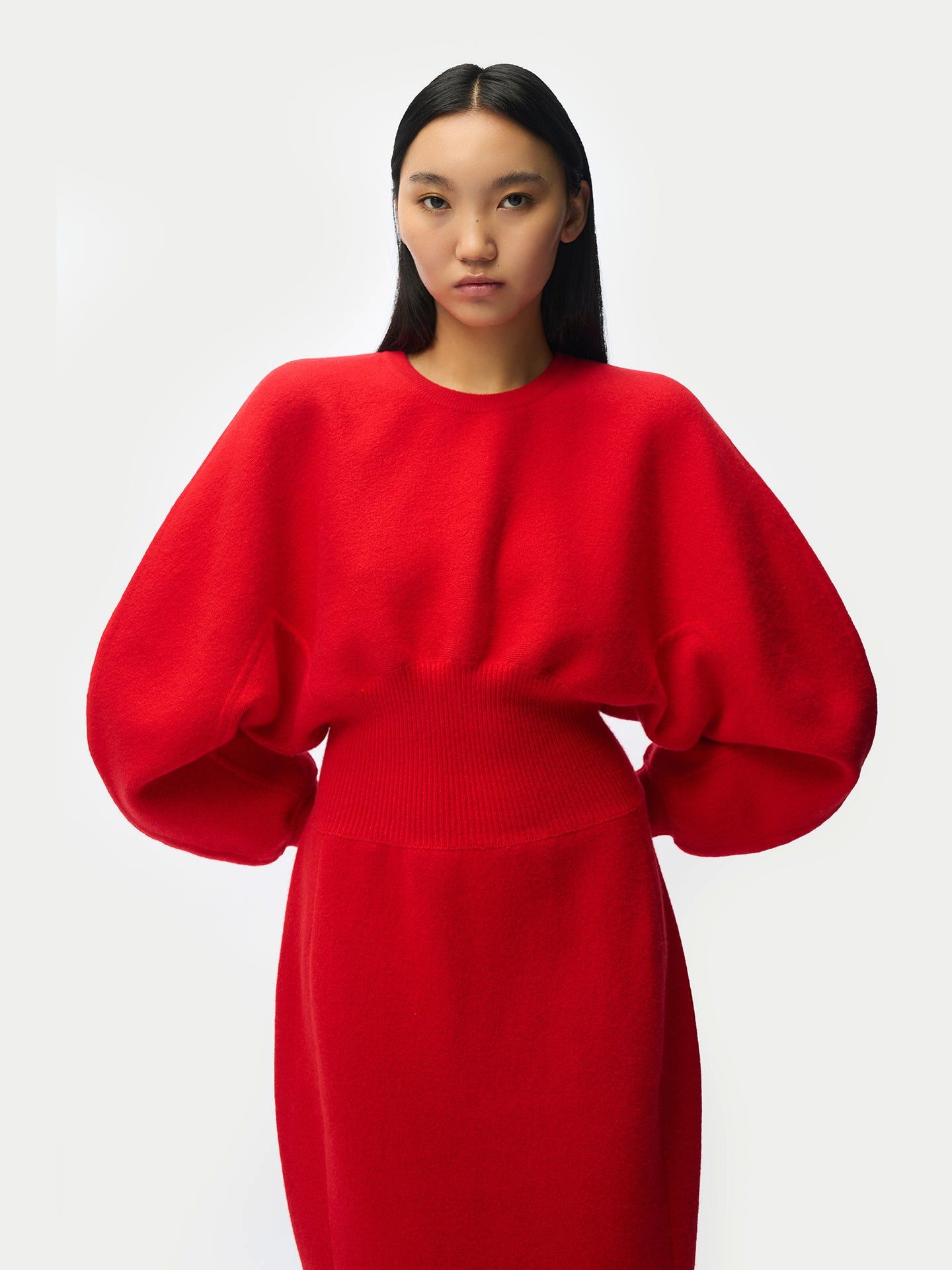 GOBI Cashmere Strickkleid Kaschmir-Kleid mit skulpturaler Silhouette