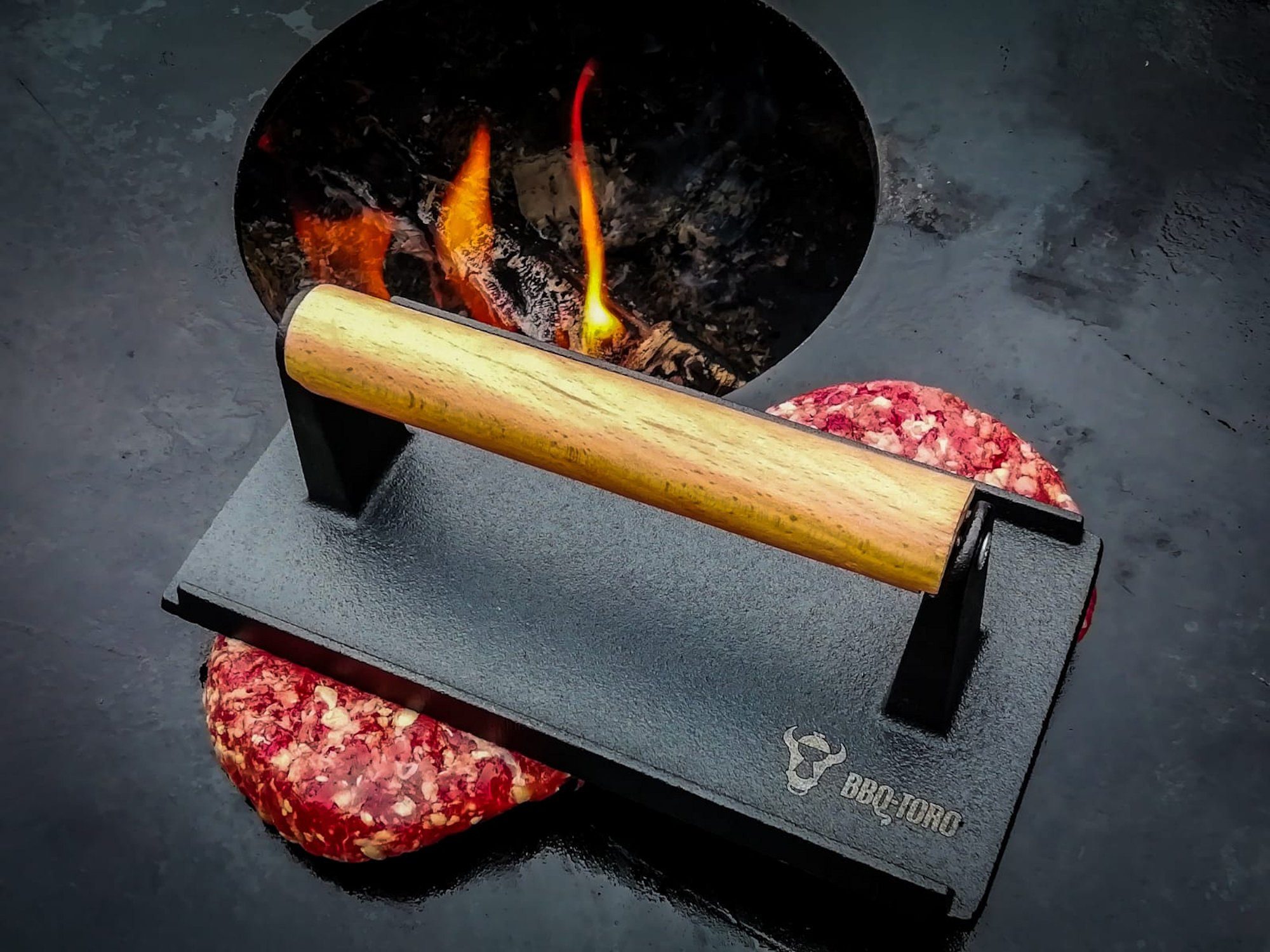 BBQ-Toro Burgerpresse Fleischbeschwerer, Gusseisen, 1 kg Grillgewicht mit Holzgriff, Fleisch, Gusseisen
