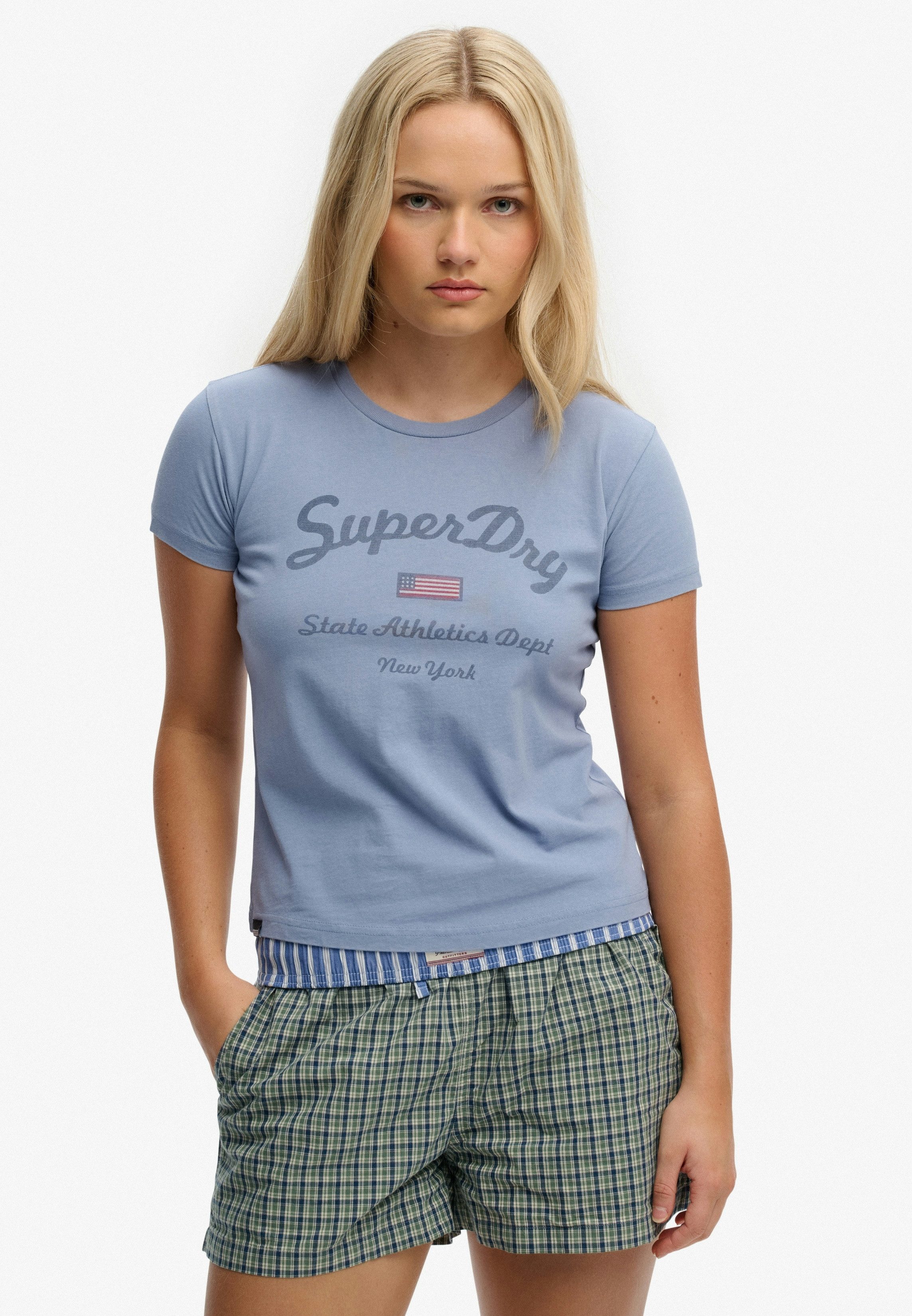 Superdry Print-Shirt ATH ESS FITTED GRAPHIC TEE aus Baumwolle und Single Jersey, Slim Fit, mit Rundhalsausschnitt