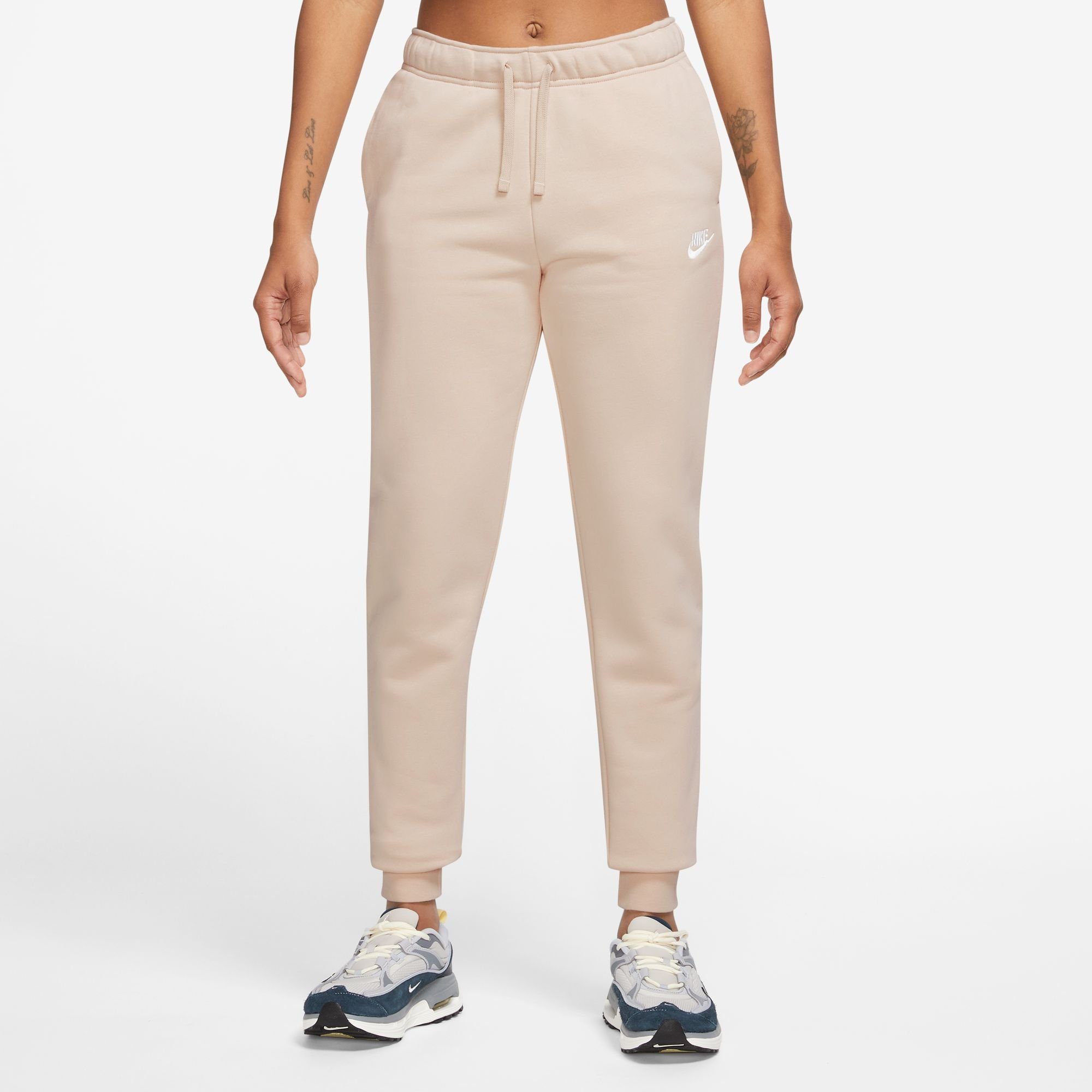 Nike Sportswear Jogginghose CLUB FLEECE WOMEN'S MID-RISE JOGGERS SANDDRIFT/WHITE | 