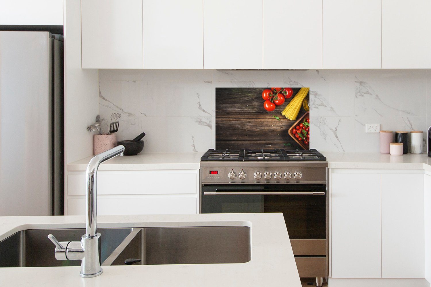 Nudeln Küche, aus - (1-tlg), Küchenrückwand küchen Tomate cm, Wandschutz, Herdblende Temperaturbeständig MuchoWow - 60x40