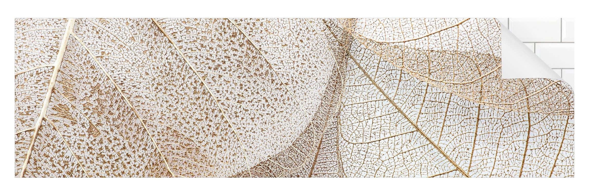 Bilderdepot24 Badrückwand beige fugenlose Wandverkleidung Bad Landhaus, (Hartfolie matt » Selbstklebend SMART 0,35 mm), wasserfestes Wandpaneel Filigrane Blattstruktur Gold
