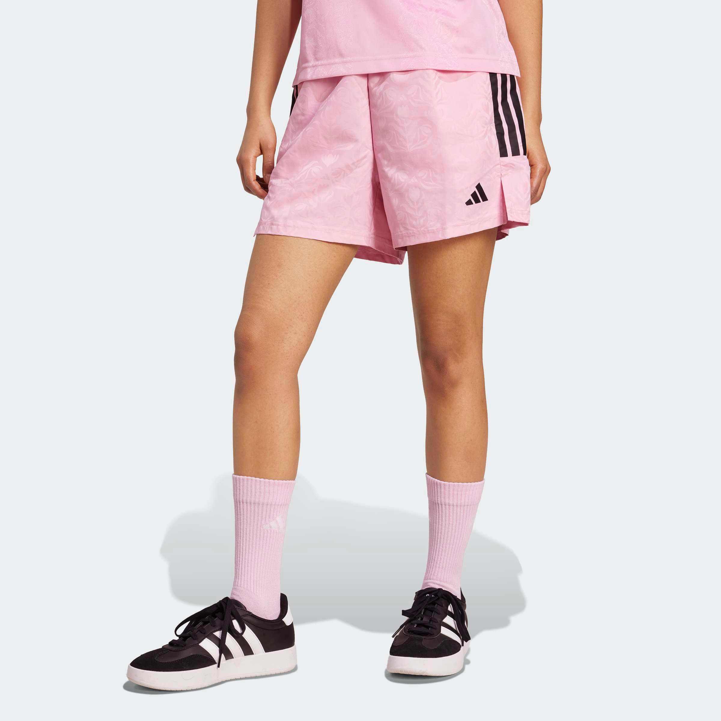 adidas Sportswear Shorts TIRO X COMMON GOAL GEWEBTE lockere Passform, mit Kordelverschluss, aus weichem Material