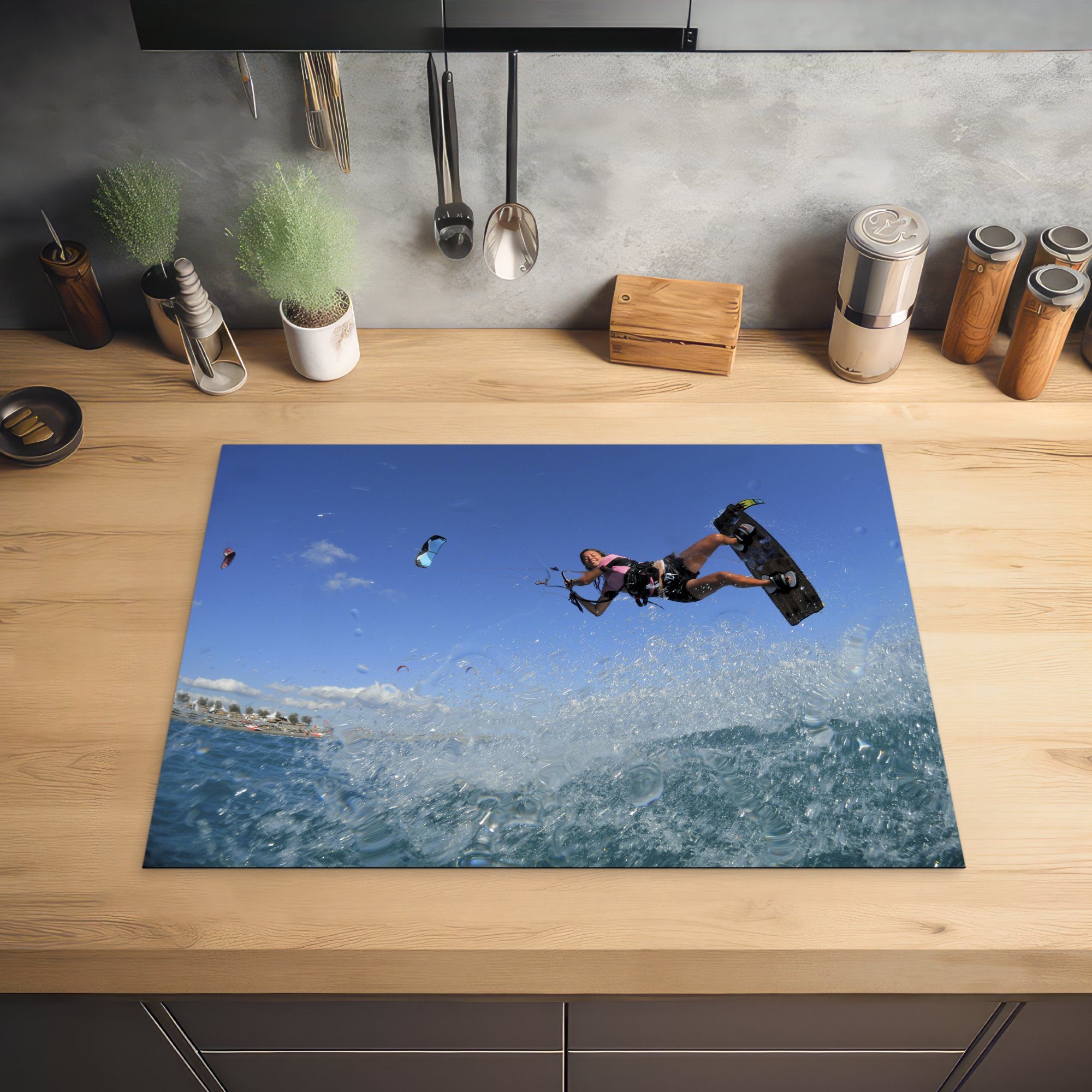 Arbeitsfläche MuchoWow die Mobile Wellen., Frau Ceranfeldabdeckung 70x52 cm, ihrem mit Kiteboard Herdblende-/Abdeckplatte über fliegt nutzbar, (1 Vinyl, tlg),