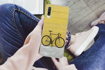 MuchoWow Handyhülle Ein Rennrad vor einem industriellen Hintergrund, Phone Case, Handyhülle Samsung Galaxy A70, Silikon, Schutzhülle