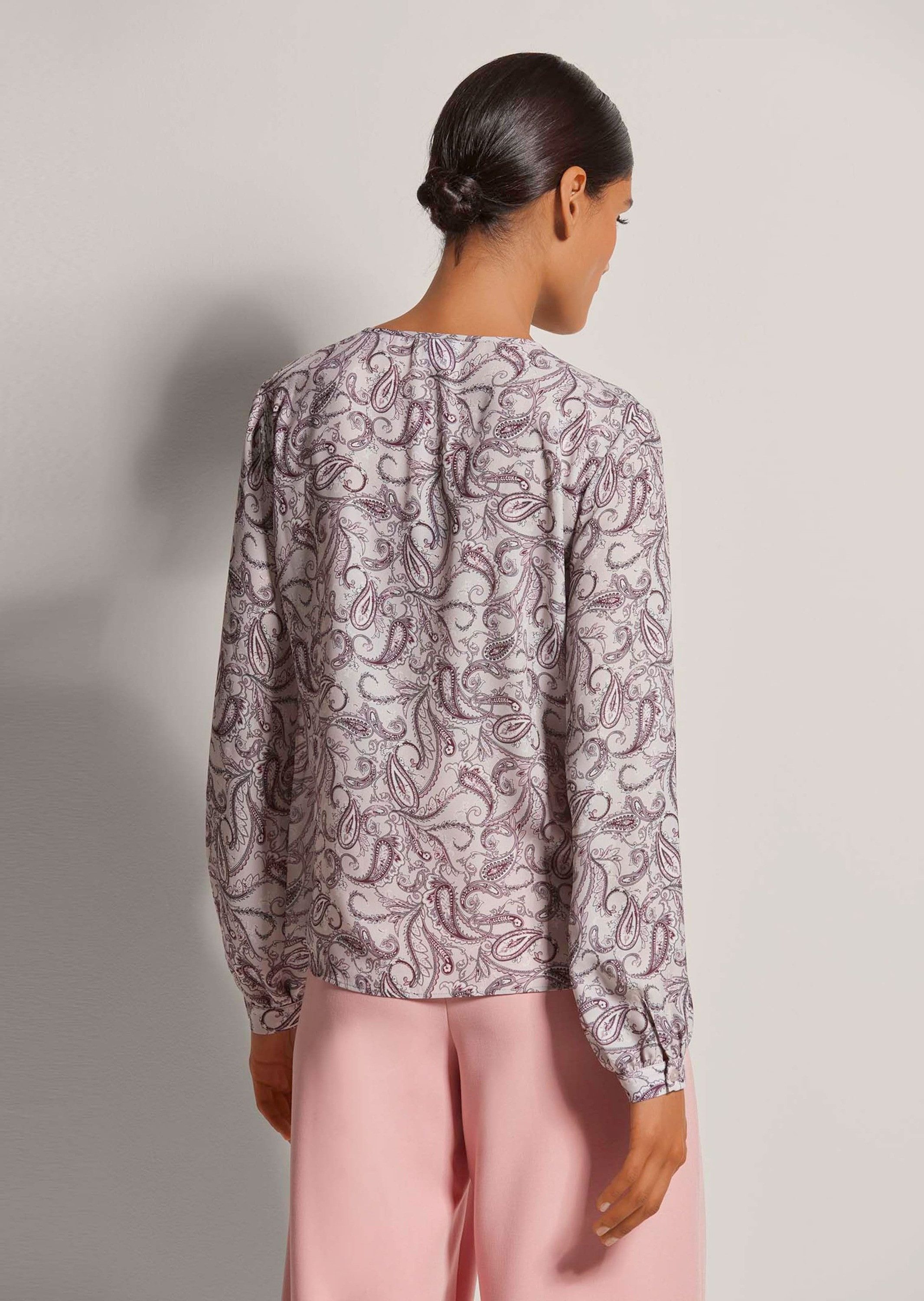 MADELEINE Langarmbluse Rundhals-Bluse mit Paisley-Druck Verspieltes Paisley-Muster, runder Ausschnitt mit Faltenakzent