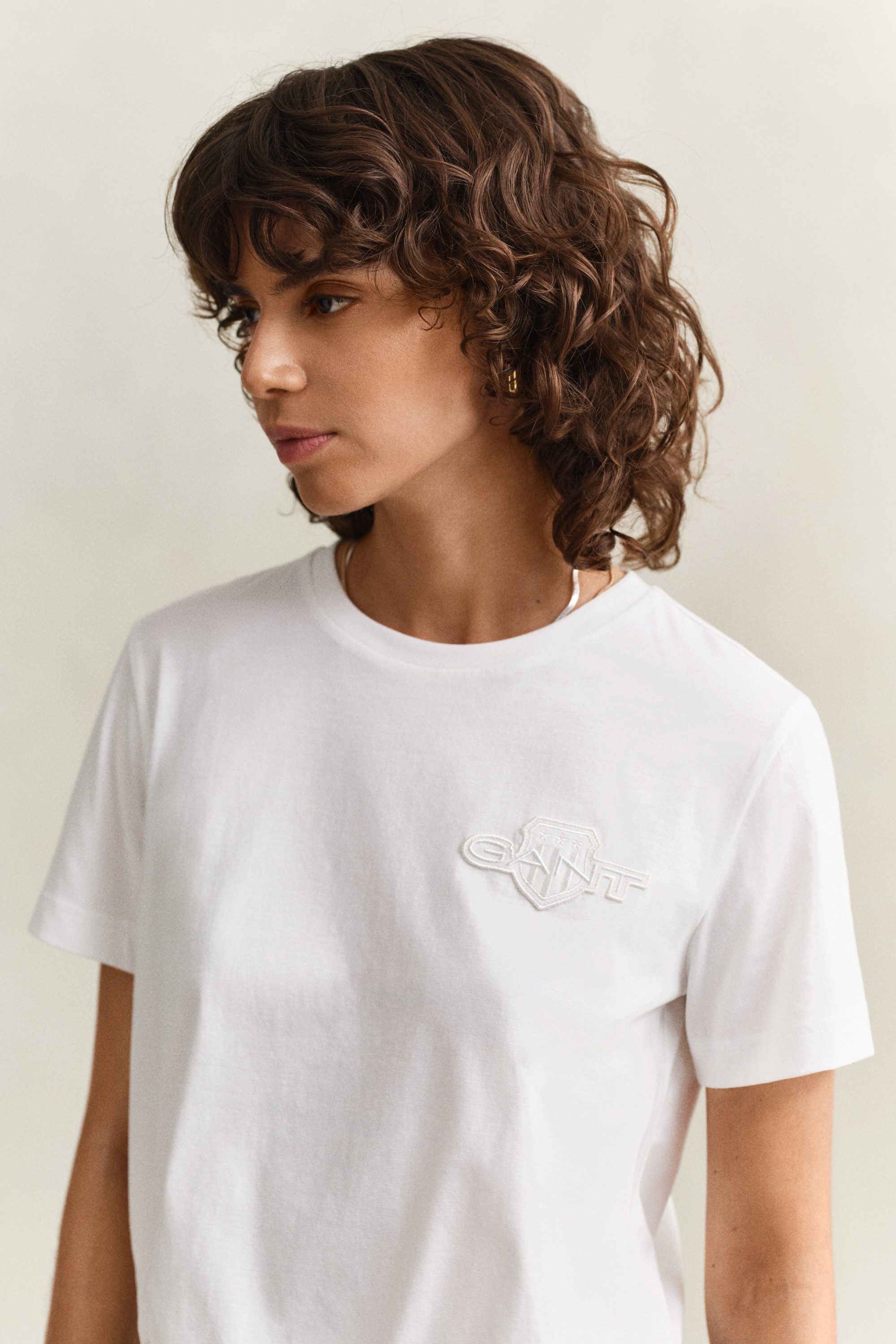 Gant T-Shirt REG TONAL SHIELD SS T-SHIRT Rundhals, Ton in Ton Stickerei