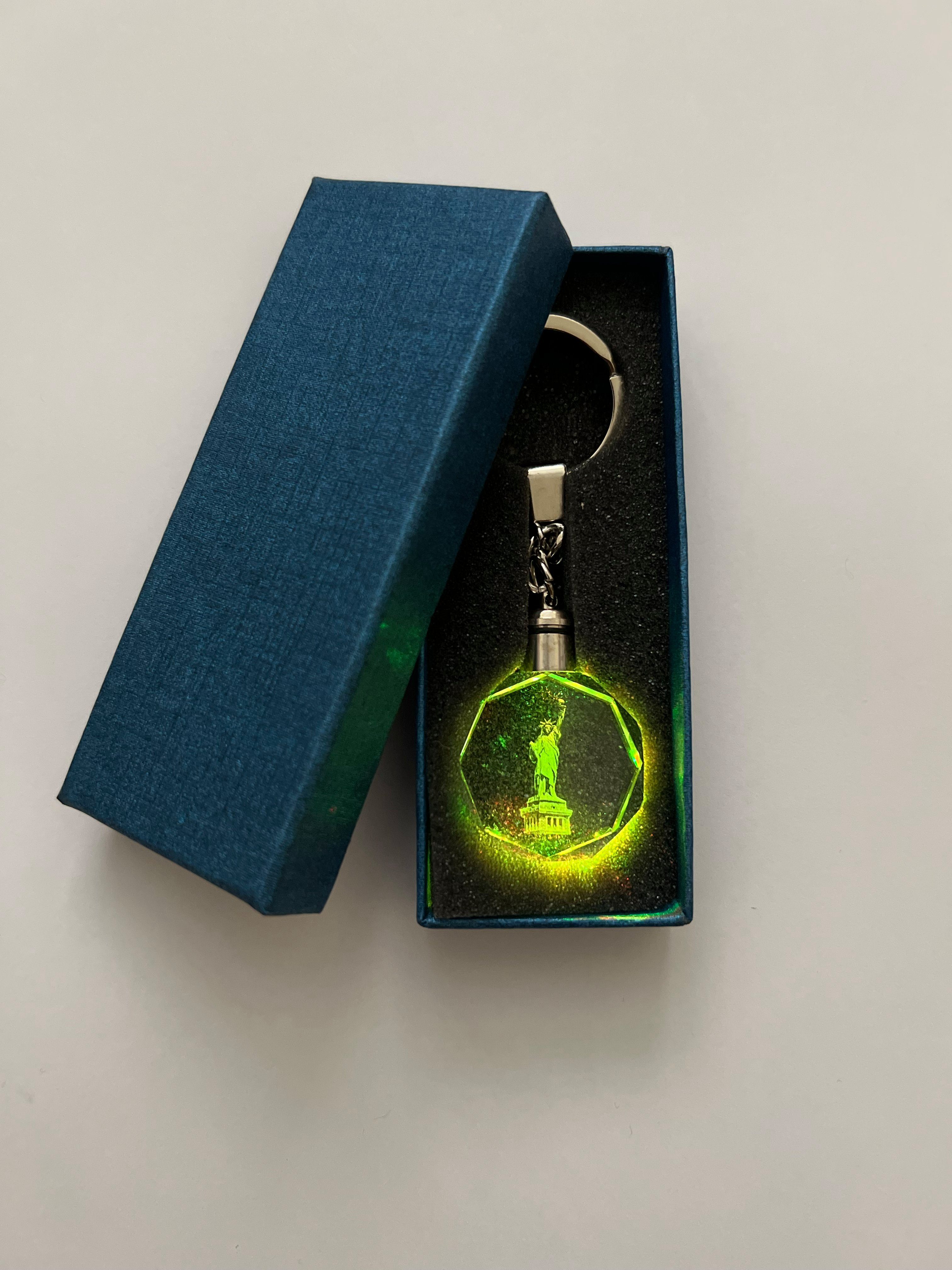 Stelby Schlüsselanhänger Schlüsselanhänger Geschenkbox mit Freiheitsstatue LED Multicolor