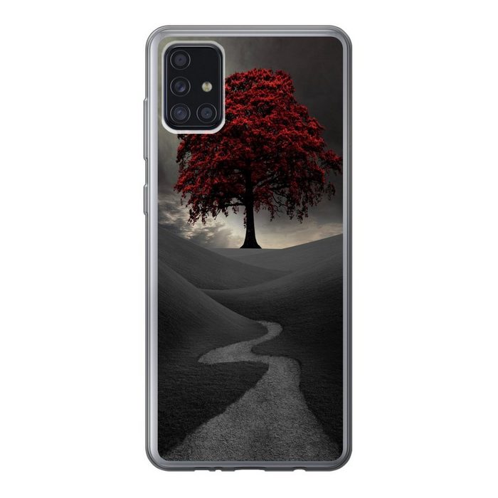 MuchoWow Handyhülle Ein Schwarz-Weiß-Foto mit einem großen roten Baum Handyhülle Samsung Galaxy A52 5G Smartphone-Bumper Print Handy