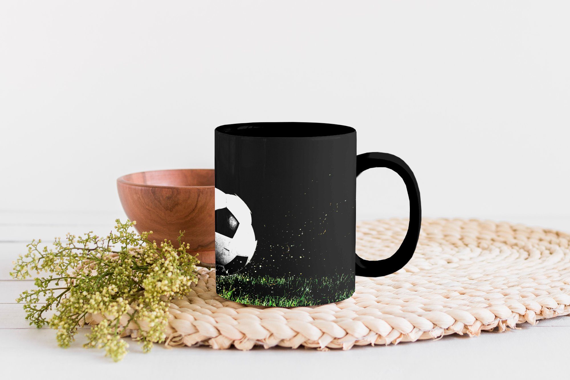 MuchoWow Tasse Wiese, Zaubertasse, Keramik, auf Geschenk Kaffeetassen, Farbwechsel, der Teetasse, Fußball