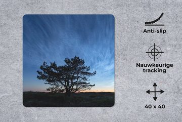 MuchoWow Gaming Mauspad Sonnenaufgang über Ameland und die Silhouette eines Baumes (1-St), Mousepad mit Rutschfester Unterseite, Gaming, 40x40 cm, XXL, Großes