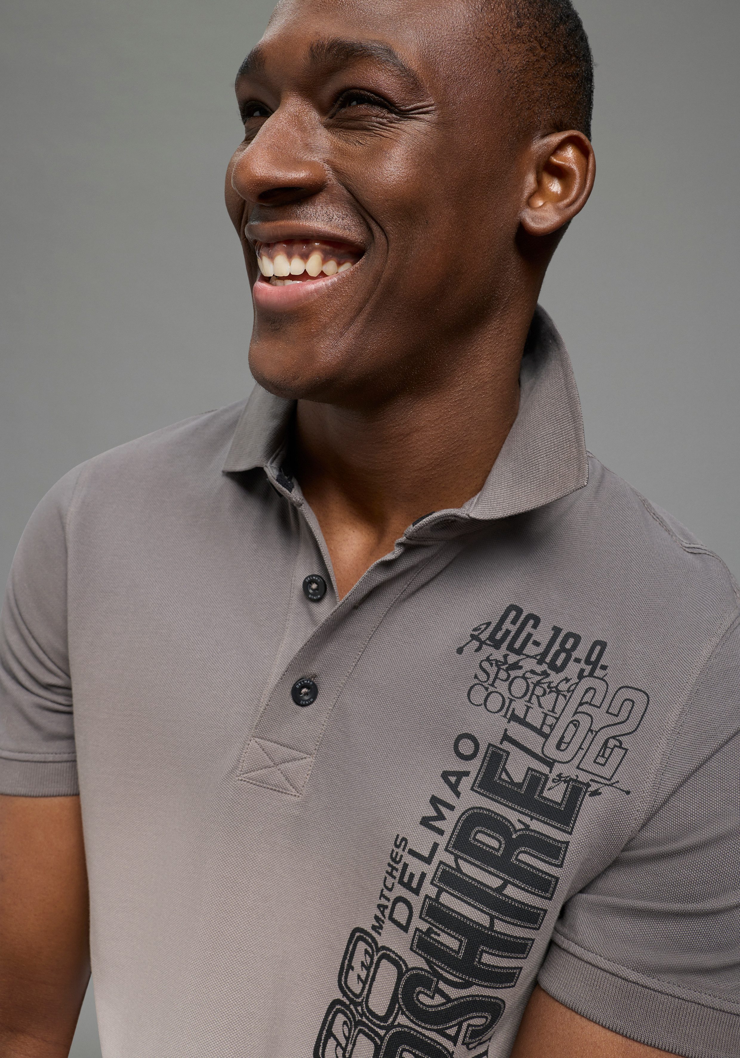 DELMAO Poloshirt kurzärmelig, lässiges Batikmuster, Polokragen – Bild 4 von 5