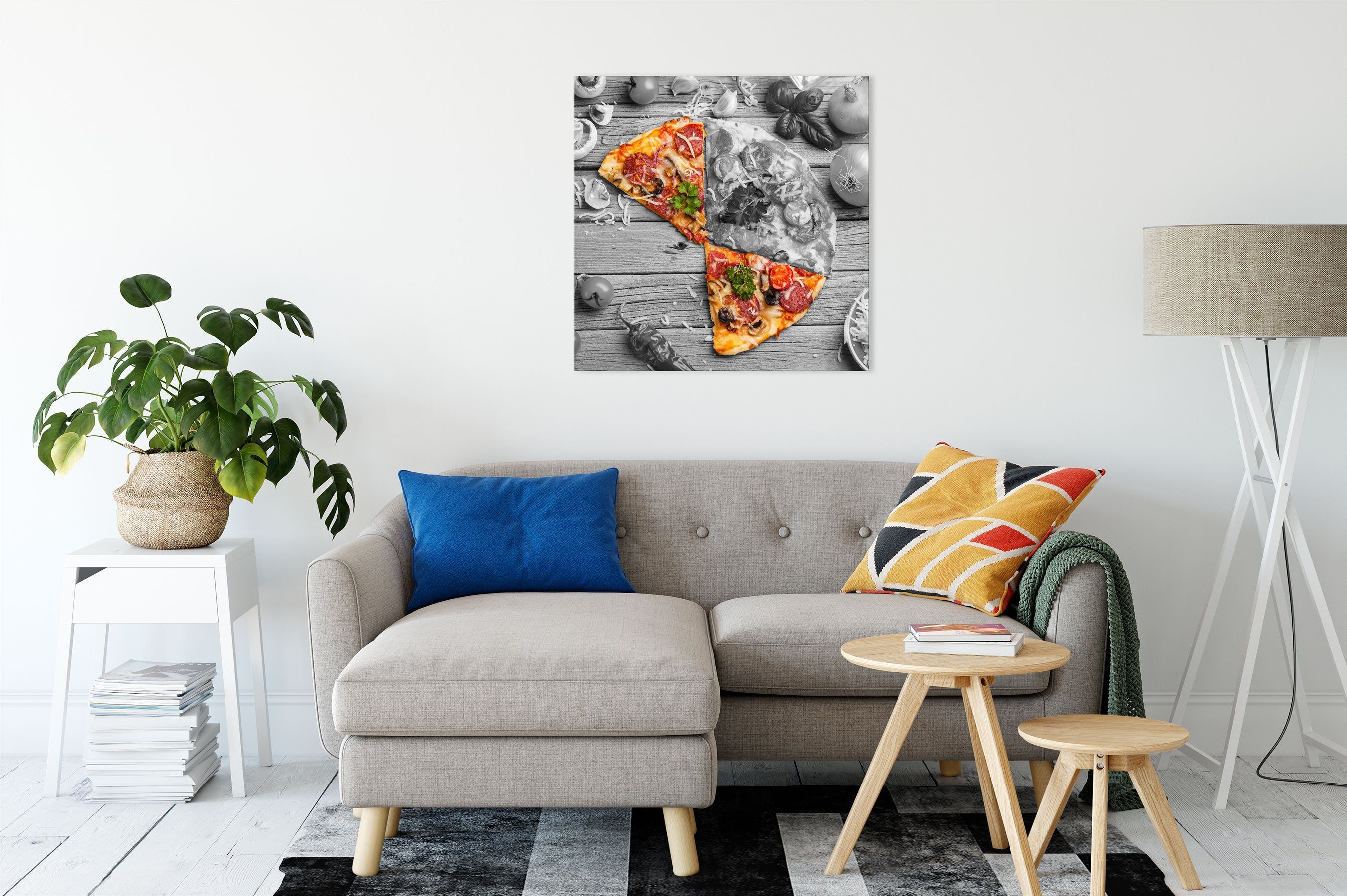 Pixxprint Leinwandbild Pizza Holztisch St), (1 inkl. Holztisch, Zackenaufhänger fertig Pizza auf Leinwandbild auf bespannt