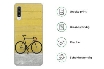 MuchoWow Handyhülle Ein Rennrad vor einem industriellen Hintergrund, Phone Case, Handyhülle Samsung Galaxy A70, Silikon, Schutzhülle