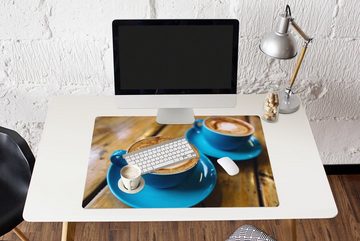 MuchoWow Gaming Mauspad Zwei blaue Kaffeetassen auf einem Holztisch (1-St), Büro für Tastatur und Maus, Mousepad Gaming, 90x60 cm, XXL, Großes