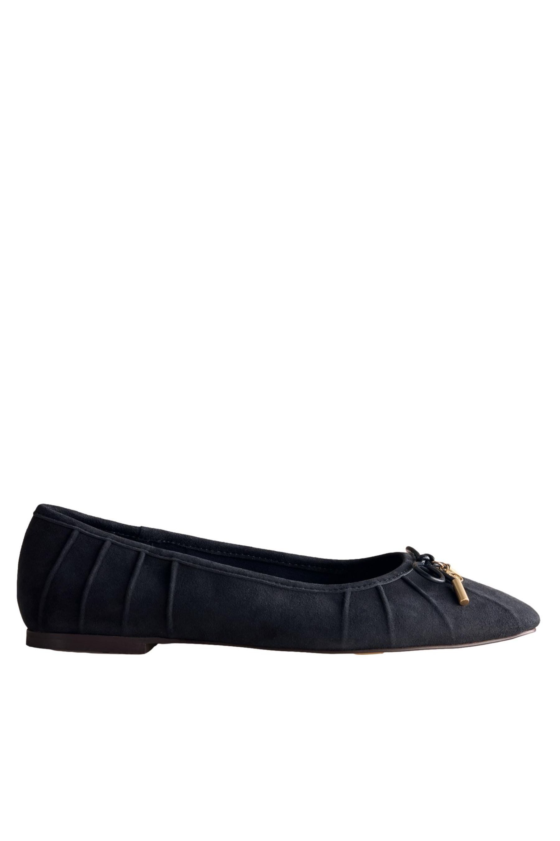 B by Ted Baker B by Ted Baker Ballerinas aus Leder mit Anhänger Ballerina