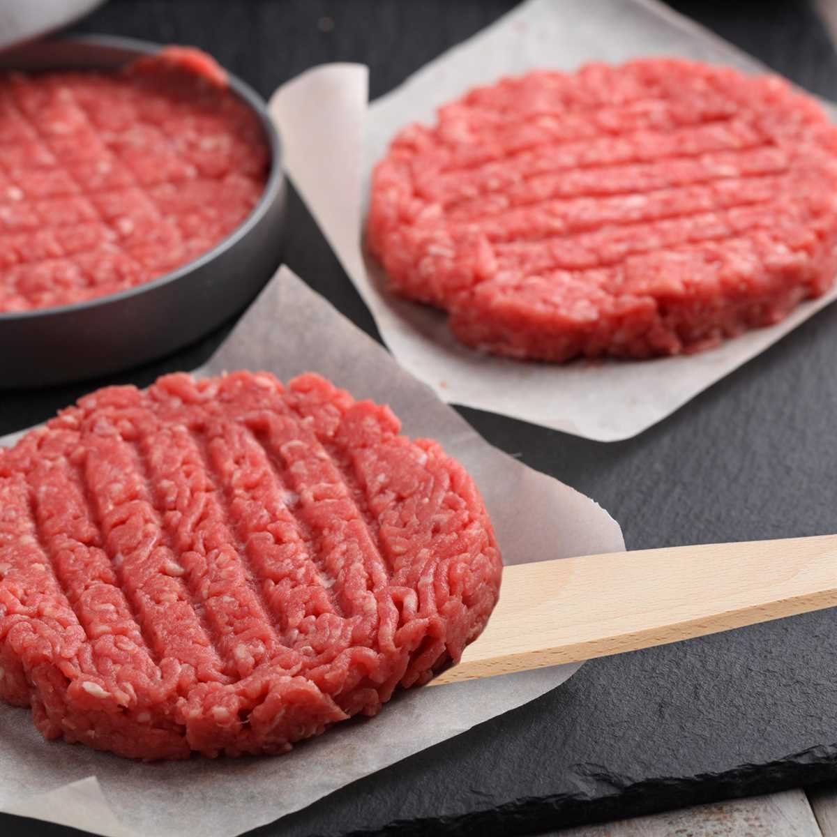 Lantelme Burgerpresse mit 50 Stück Antihaftpapier Set Hamburgermaker Fleischbällchenformer, Patty Presse Maker Hamburgerpresse Aluguß, Spülmaschinenfest