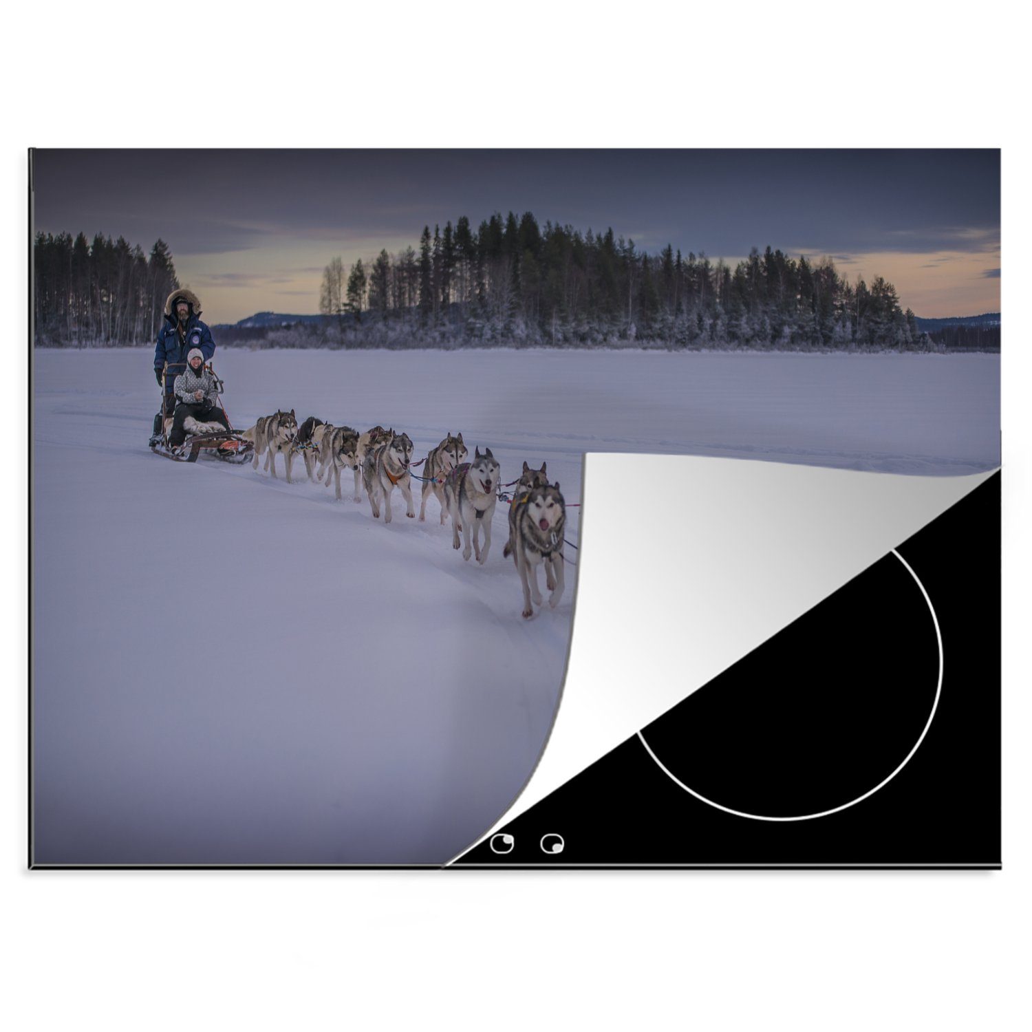 MuchoWow Herdblende-/Abdeckplatte Siberian Huskies mit Hundeschlitten über Schneeebenen bei, Vinyl, (1 tlg), 70x52 cm, Mobile Arbeitsfläche nutzbar, Ceranfeldabdeckung