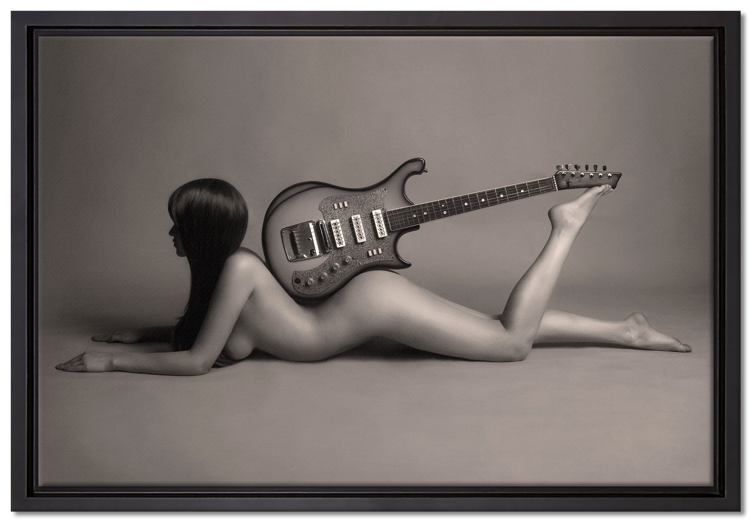 Pixxprint Leinwandbild Nackte Frau mit Gitarre, Wanddekoration (1 St), Leinwandbild fertig bespannt, in einem Schattenfugen-Bilderrahmen gefasst, inkl. Zackenaufhänger