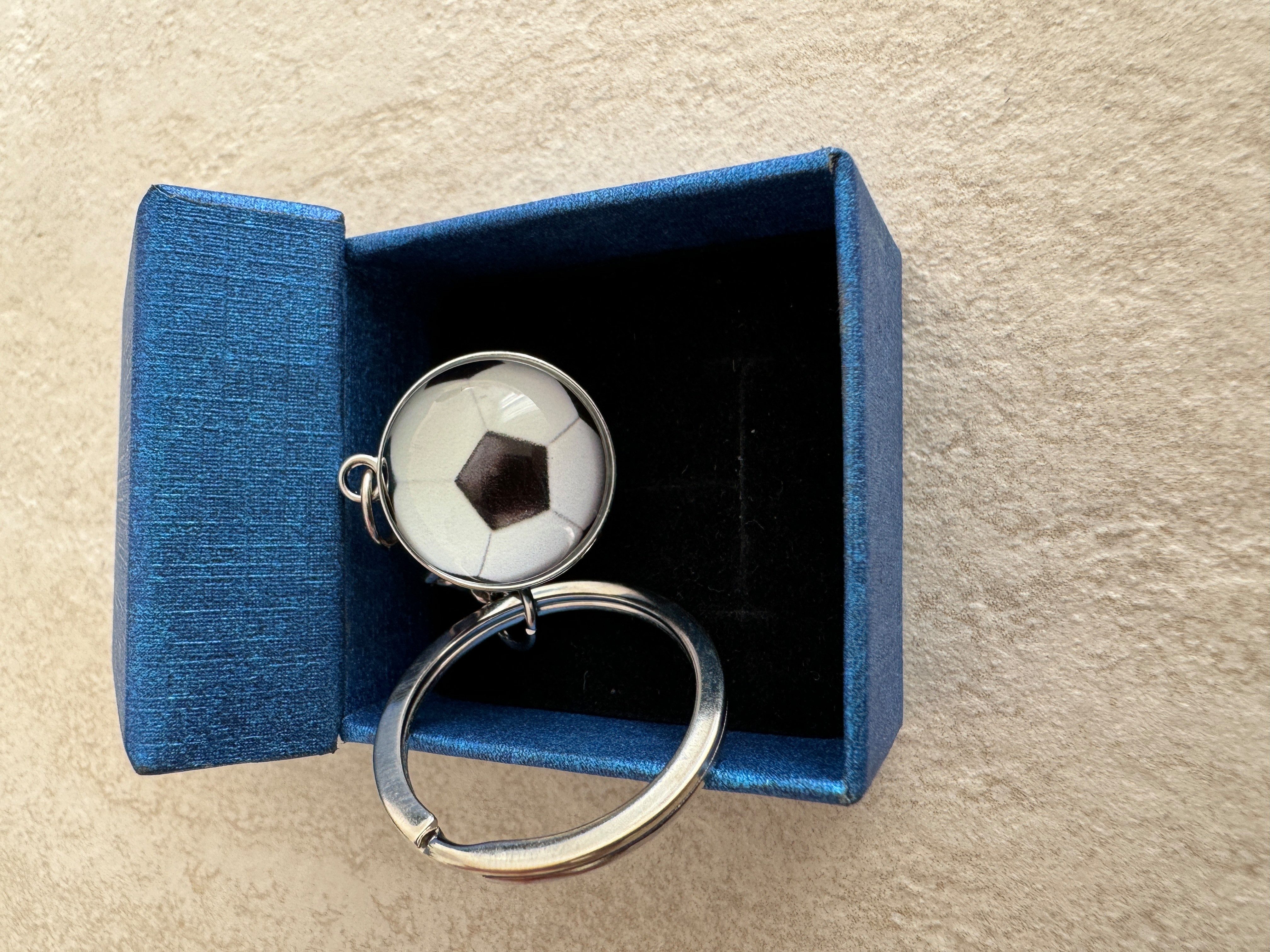 Stelby Schlüsselanhänger mit Gravur Fussball Schlüsselanhänger 3D mit Geschenkbox (Weihnachtsgeschenk, Geburtstagsgeschenk, Valentinstaggeschenk), langlebig, pflegeleicht, unisex