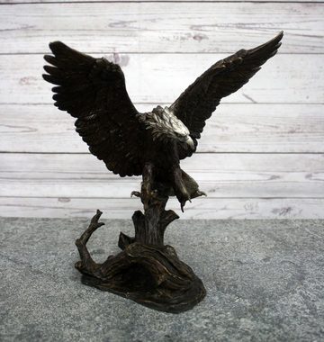 Bronzeskulpturen Skulptur Bronzefigur fliegender Adler auf Ast