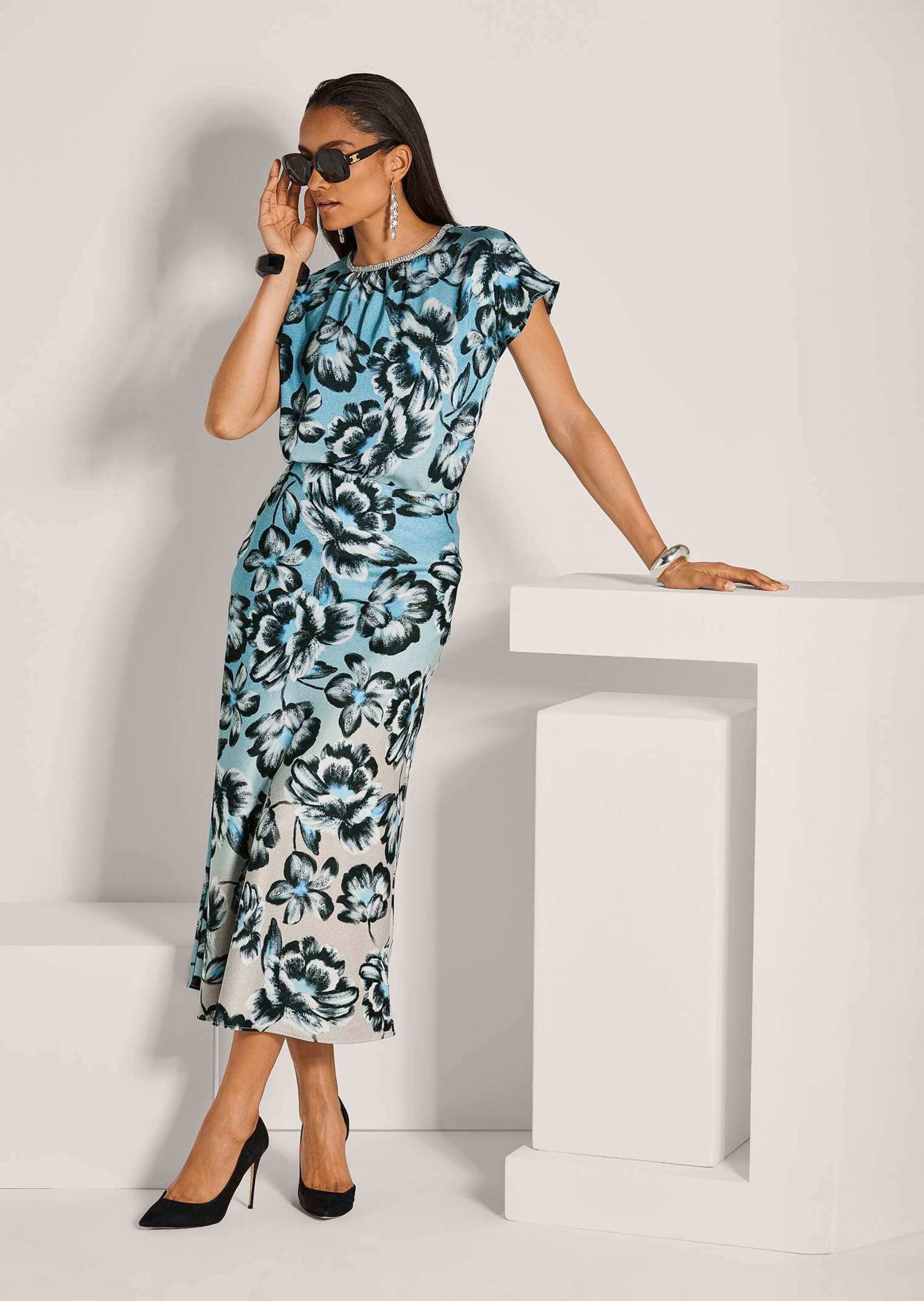 MADELEINE Langarmbluse Moderne ärmellose Bluse Floral-Print, Rundhals, Strassdetails, kurze Ärmel