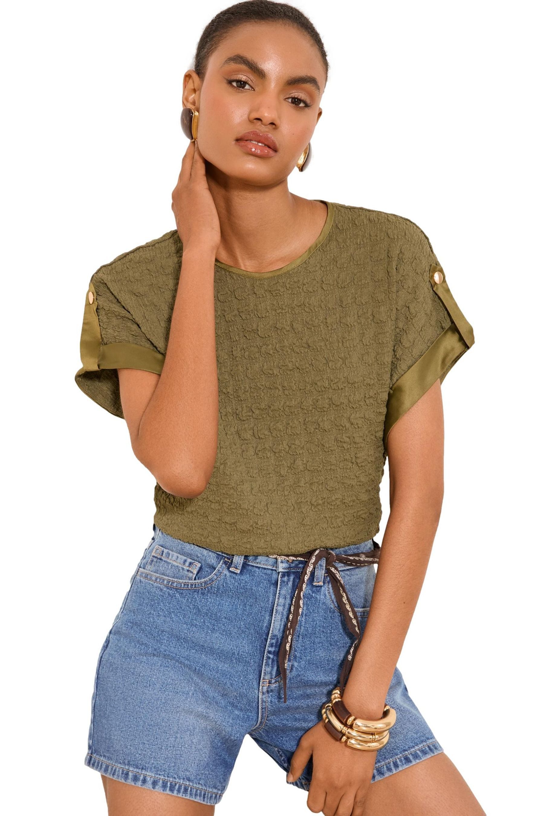LIPSY T-Shirt Lipsy Strukturiertes Regular Fit T-Shirt + Lasche (1-tlg)