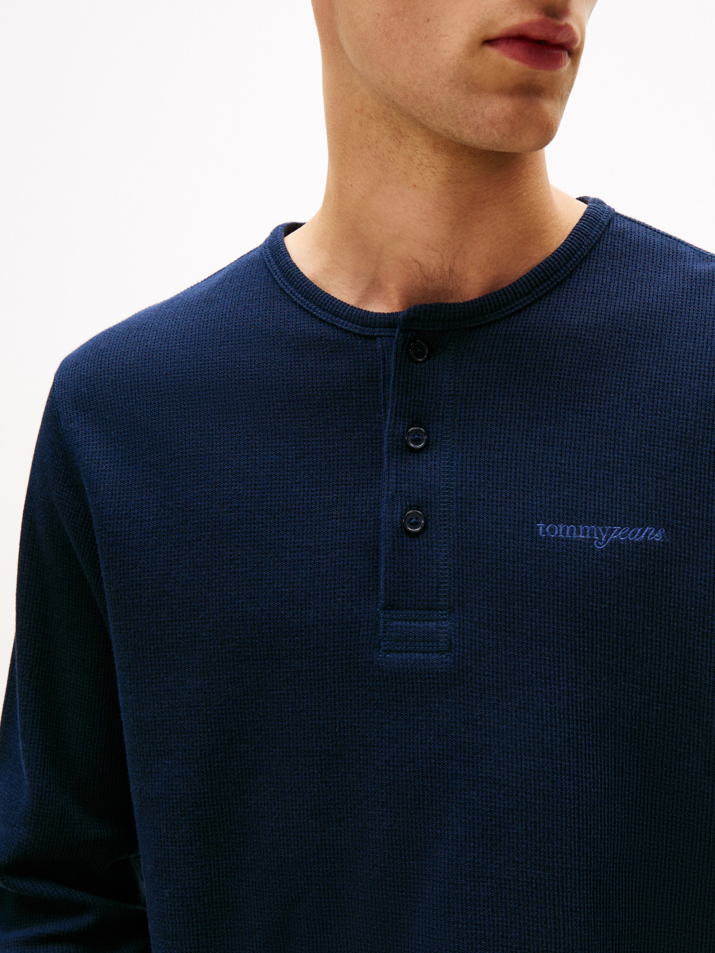Tommy Jeans Henleyshirt TJM WAFFLE SCRIPT HENLEY Rundhals, slim fit, mit fe günstig online kaufen
