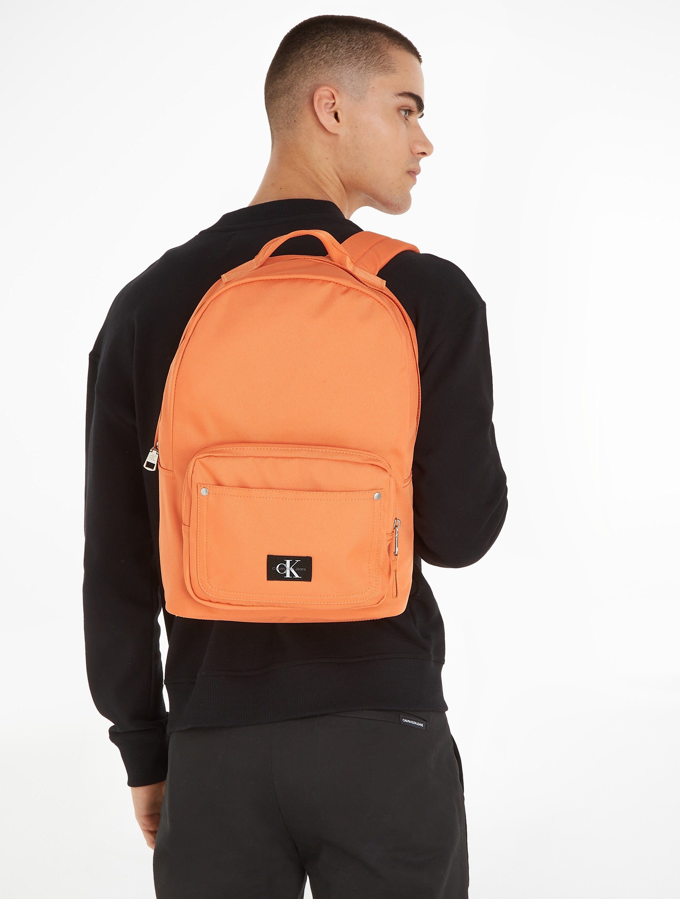 koralle in ESSENTIALS Design Calvin BP40 Klein W, dezentem Cityrucksack CAMPUS Jeans SPORT