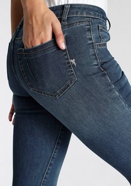 Arizona Skinny-fit-Jeans Ultra-Stretch, sehr bequem, gut zu kombinieren Mid Waist high performance stretch Denim normale Leibhöhe figurbetont