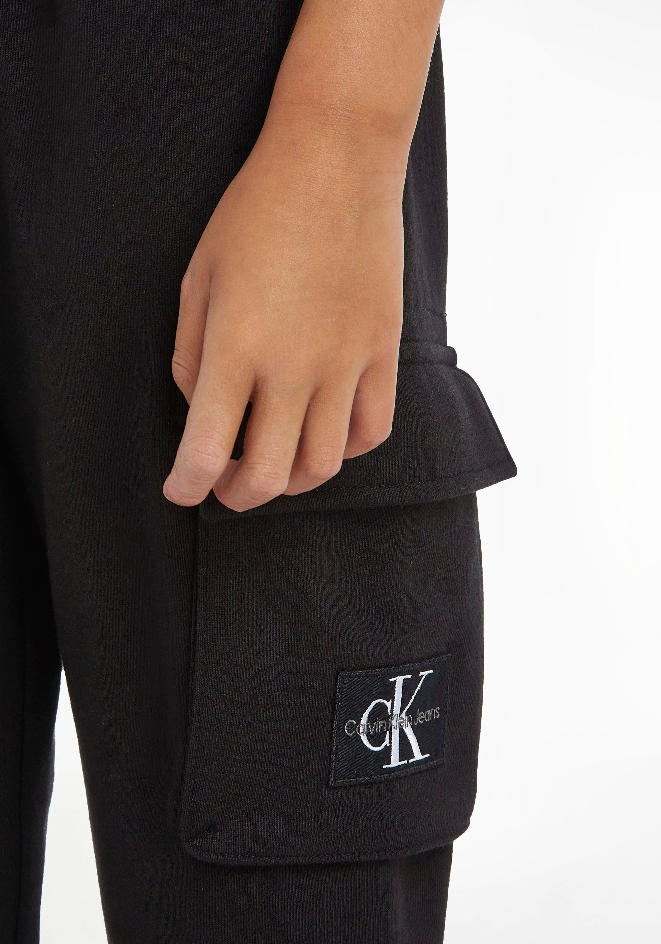 Calvin Klein Jeans Logo-Badge Calvin der auf Cargotasche Klein Cargohose mit