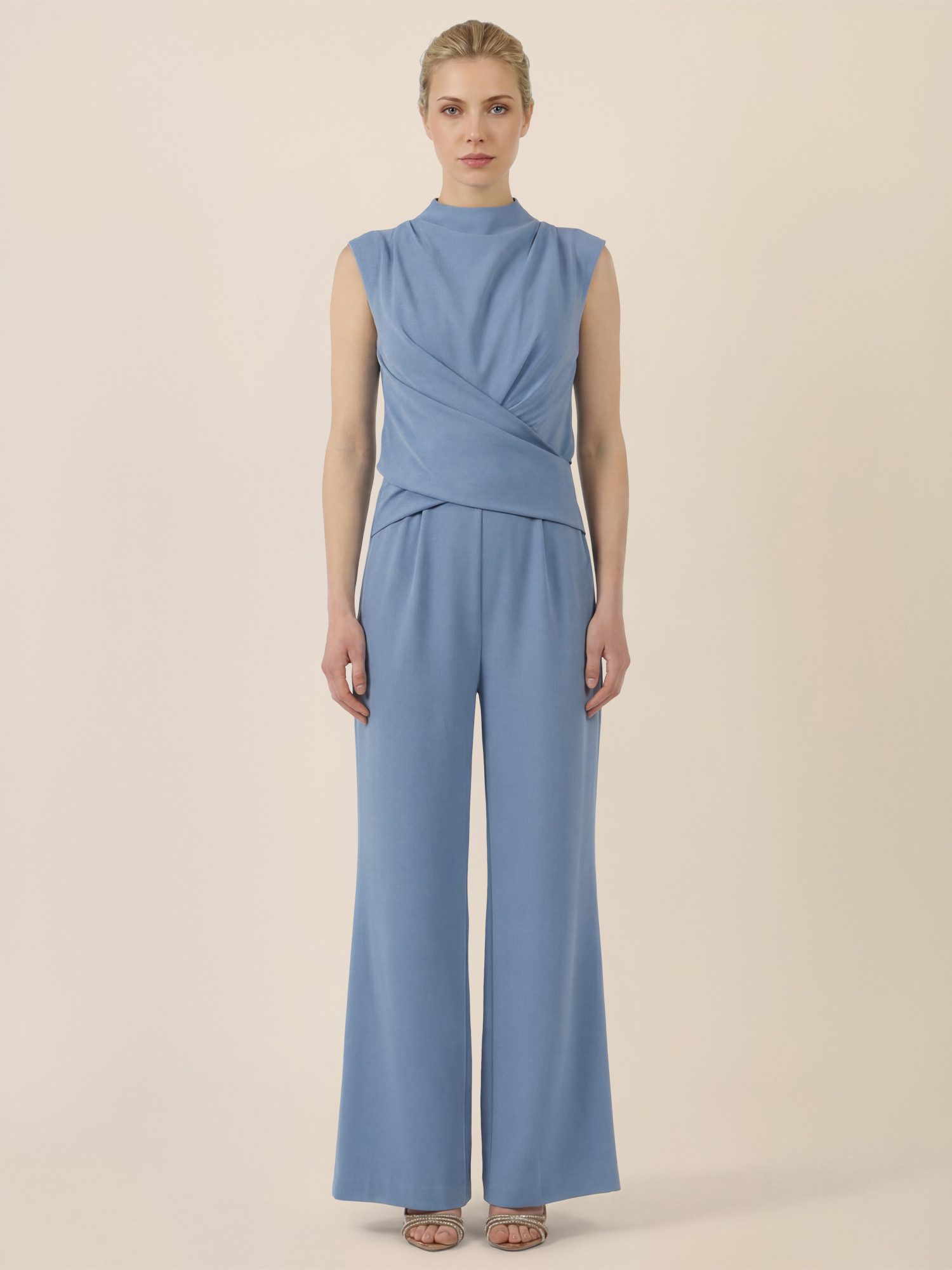 Apart Jumpsuit mit Drapierung und weitem Bein