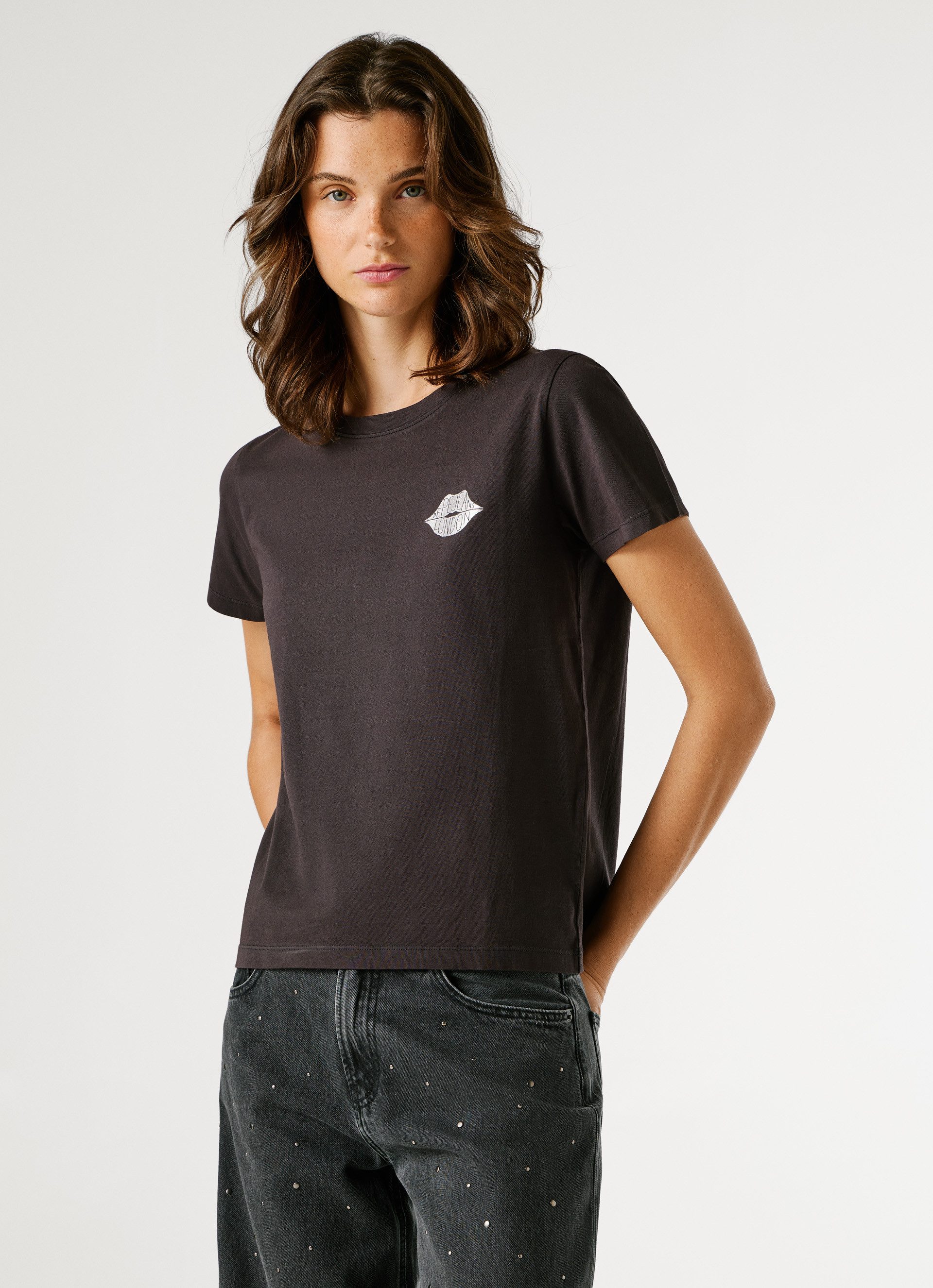 Pepe Jeans T-Shirt BRULE mit Runhals, kleiner Print auf der Brust