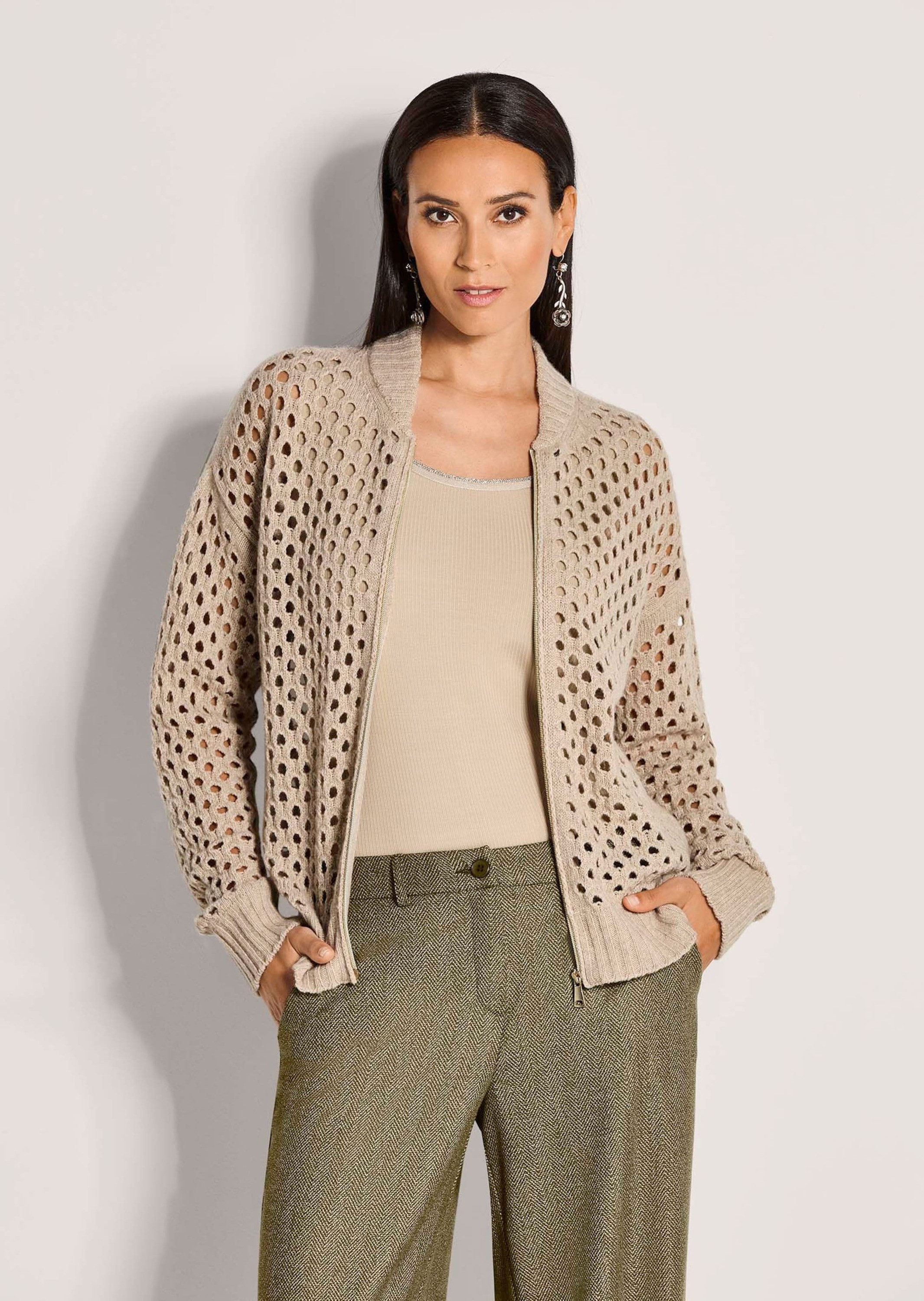 MADELEINE Strickjacke Moderne Strickjacke mit Lochmuster günstig online kaufen