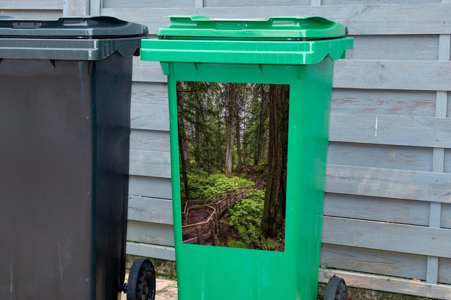 des MuchoWow Abfalbehälter Mülltonne, Sticker, kanadischen (1 in Eine St), Mülleimer-aufkleber, den Revelstoke Holztreppe Wäldern Mount Container, Wandsticker