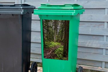 MuchoWow Wandsticker Eine Holztreppe in den kanadischen Wäldern des Mount Revelstoke (1 St), Mülleimer-aufkleber, Mülltonne, Sticker, Container, Abfalbehälter
