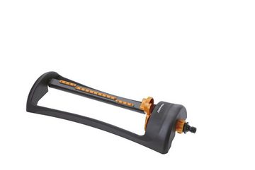 Fiskars Bewässerungssystem Viereck-Sprinkler M, wassersparender Sprinkler für mittelgrosse Gärten, Universalgröße, Viereck-Sprinkler, 16x17 m Reichweite, Schwarz/Orange