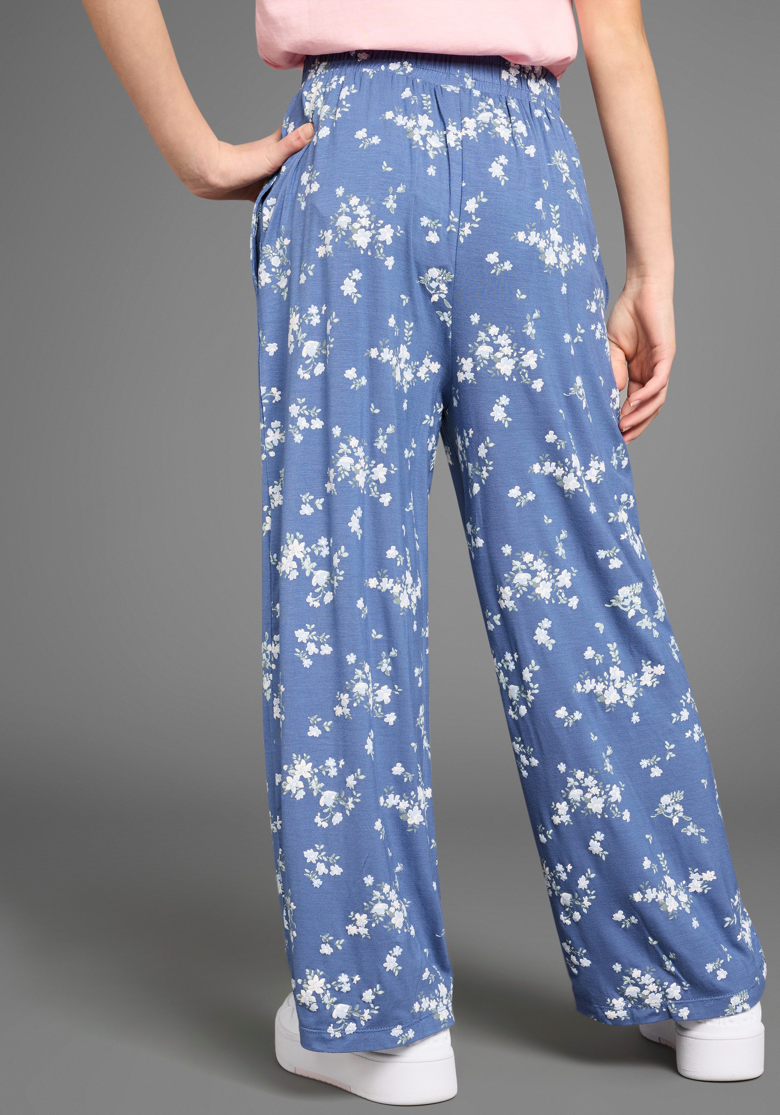 KIDSWORLD Schlupfhose Viskose-Hose im Blumenmuster Trendige Hose mit Blumenmuster