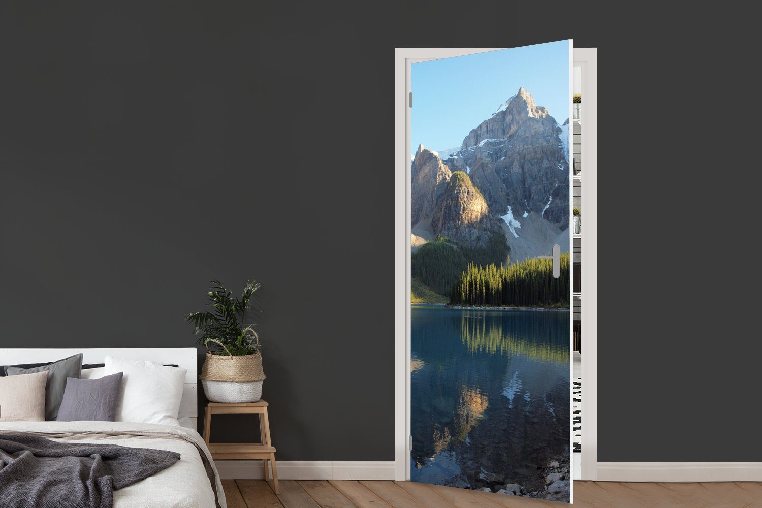 MuchoWow Türtapete Berge Wälder für im cm spiegeln Moraine Tür, Lake sich 75x205 Fototapete (1 in, Matt, Türaufkleber, St), und Schneebedeckte bedruckt