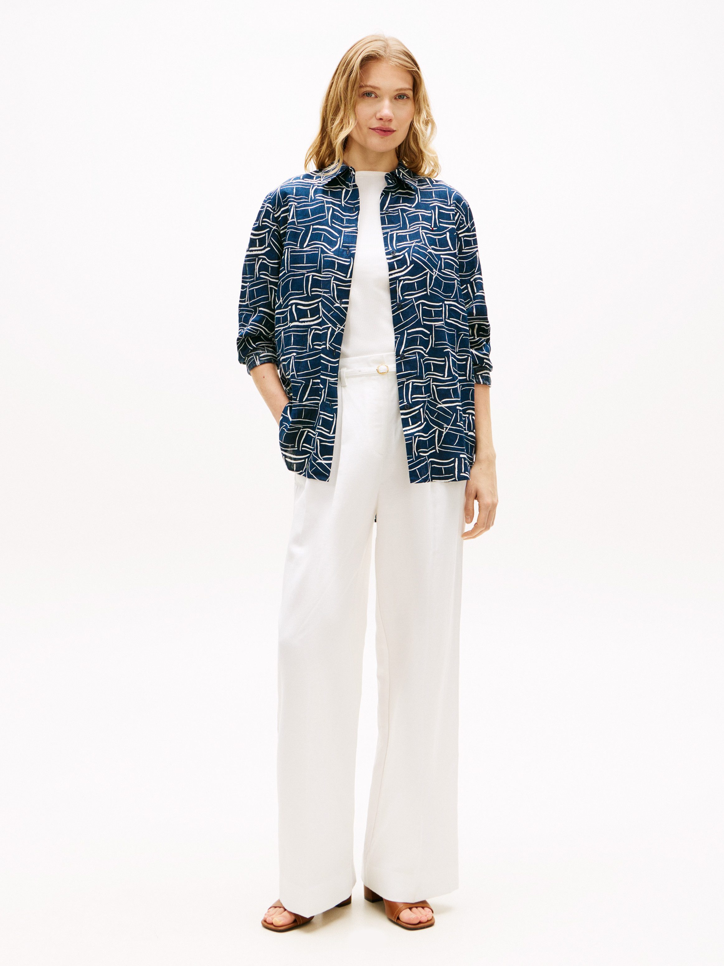 Tommy Hilfiger Hemdbluse ESS LINEN RELAXED SHIRT mit Logostickerei,kühlendes Premium Leinen